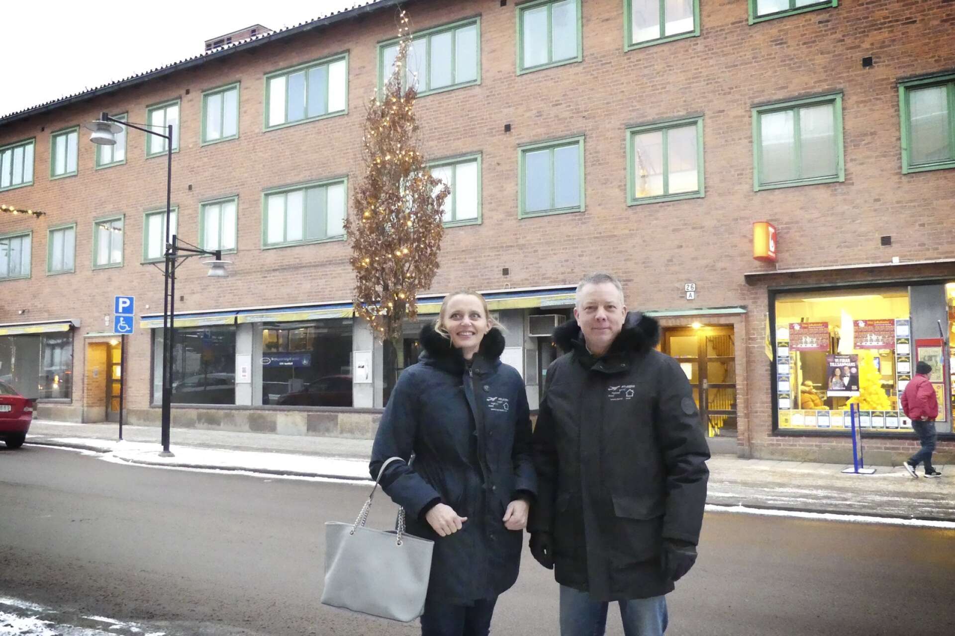 Det hände mycket på fastighetsmarknaden i centrala Säffle under 2022 tack vare att Byälven Bostäder AB:s ägare Tanja och Björn Henningsson köpte hela Awilaras fastighetsbestånd och började genomföra en omfattande upprustning av det stora fastighetsbeståndet. Nyrenoverade lägenheter och verksamhet i tomma butikslokaler blev resultatet.