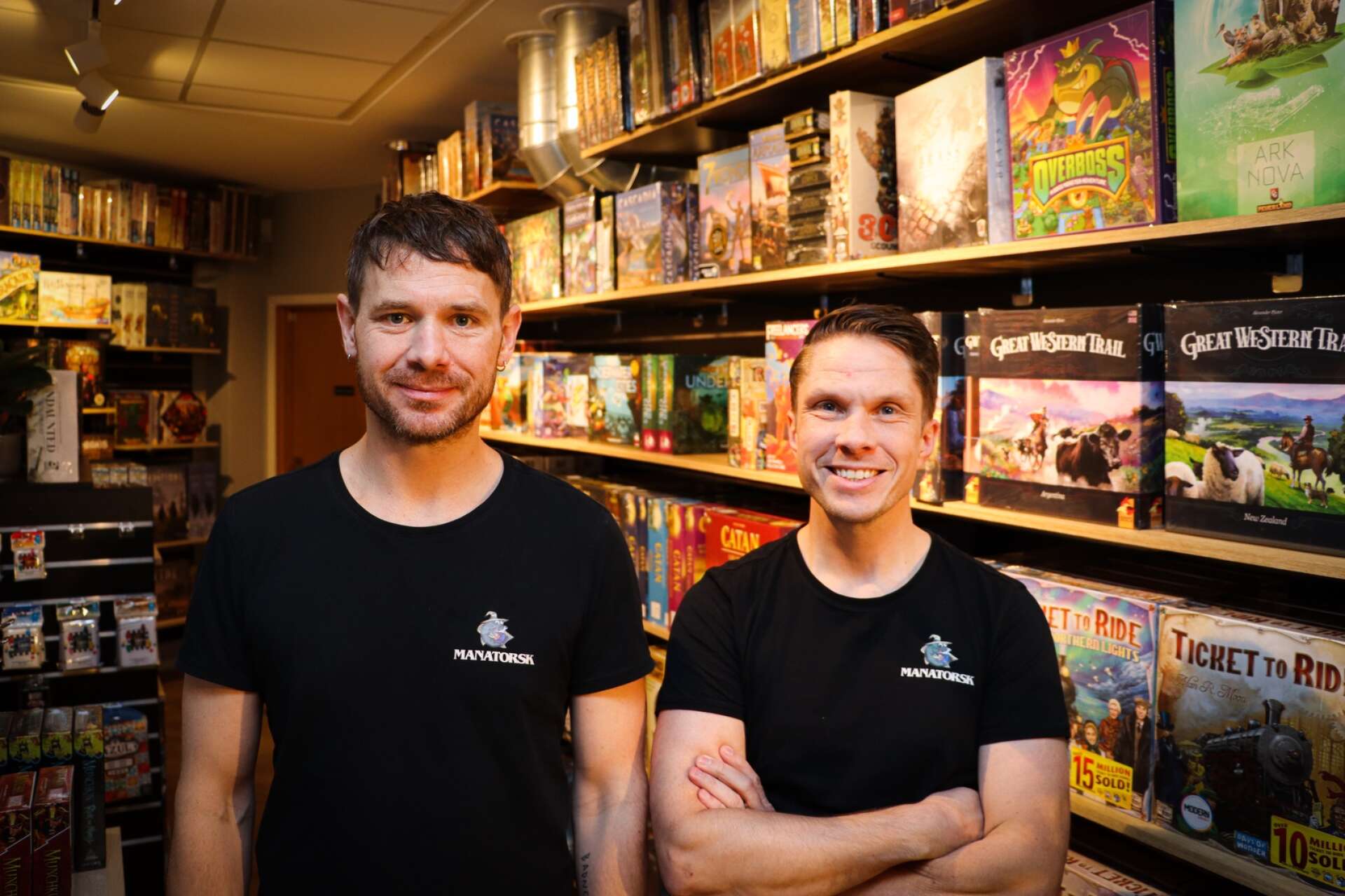 Johannes Aspenby och Johan Oscarson driver Skövdes största spelbutik tillsammans.