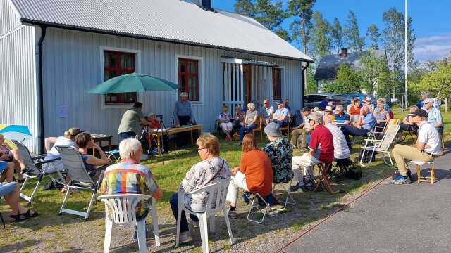 Många samlades på planen framför bystugan i Rud när Ernst Askmar och Aina Svensson berättade.