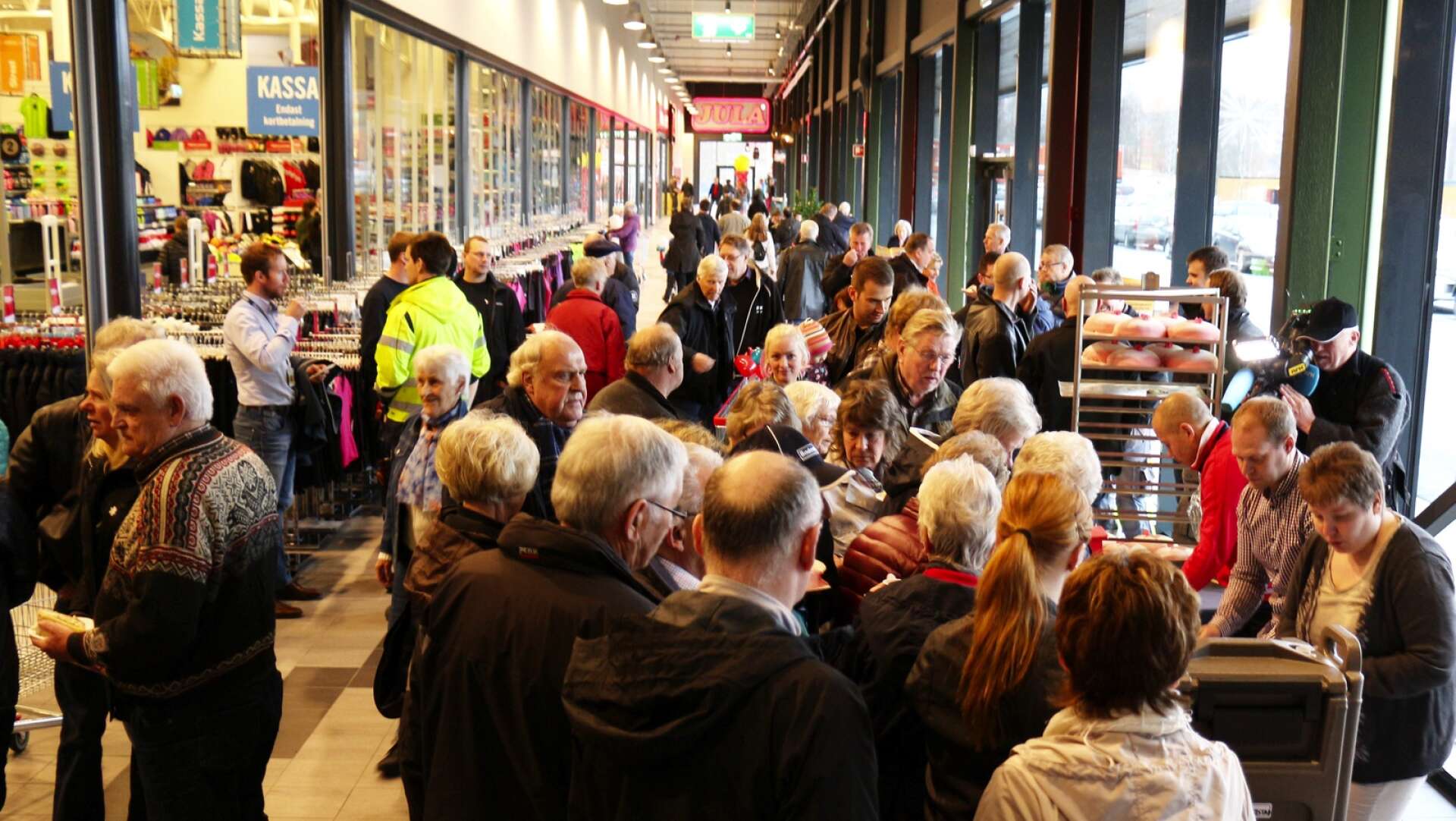 Norrmännen väller åter in över gränsen till de värmländska köpcentren. I tisdags hade Töcksfors shoppingcenter besöksrekord med 14 000 kunder. Arkivbild.