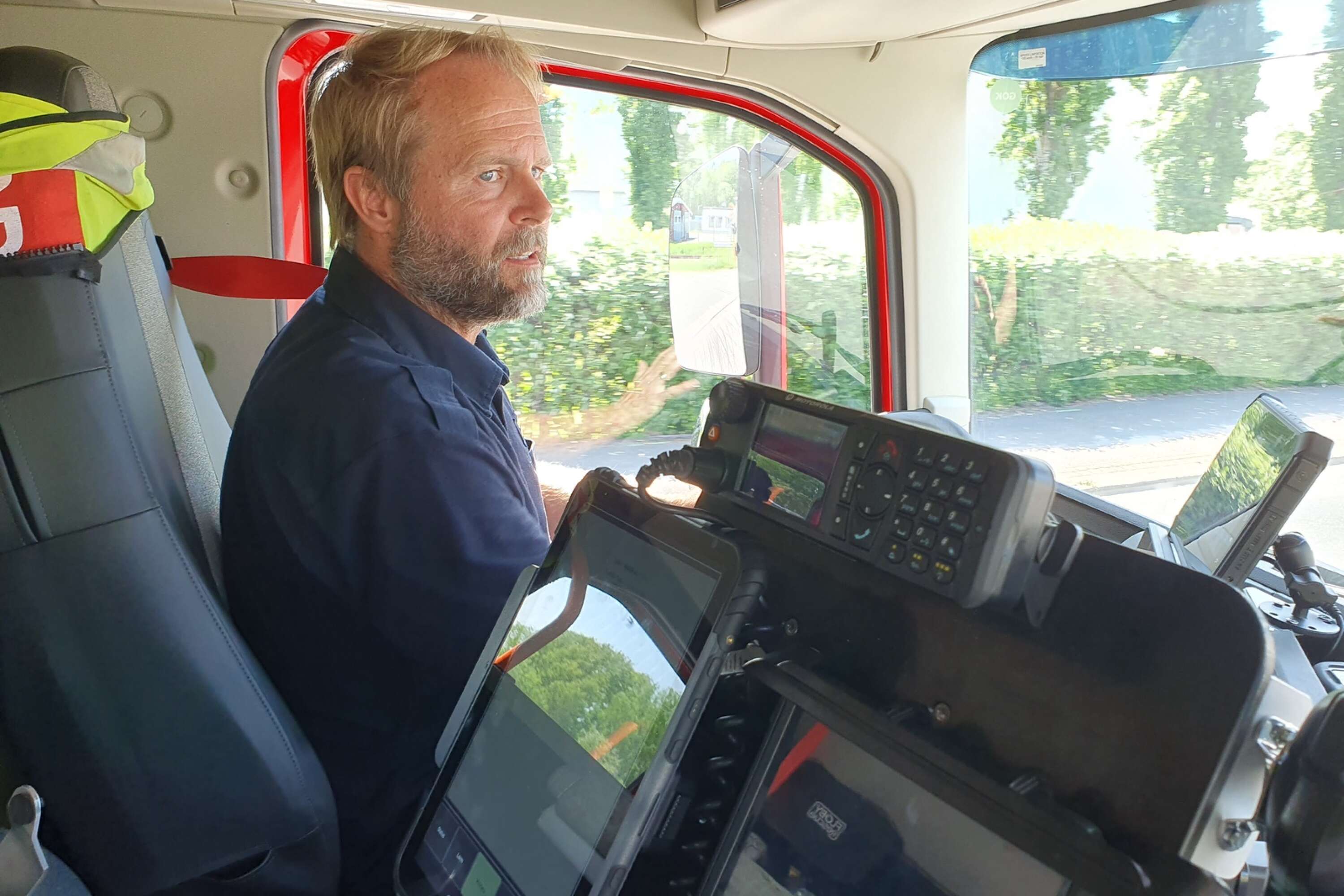 Styrkeledare Stefan Skillermo tog en tur bakom ratten i den nya brandbilen.