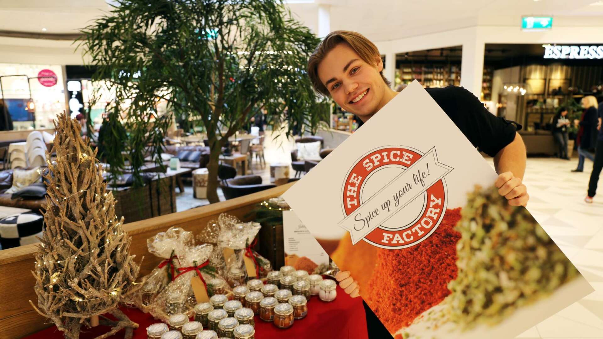 En av de unga företagarna som ställde ut på Bergvik köpcenter var Elliot Gustafsson, 18 år från Hammarö, som vill fortsätta att driva företag i framtiden.