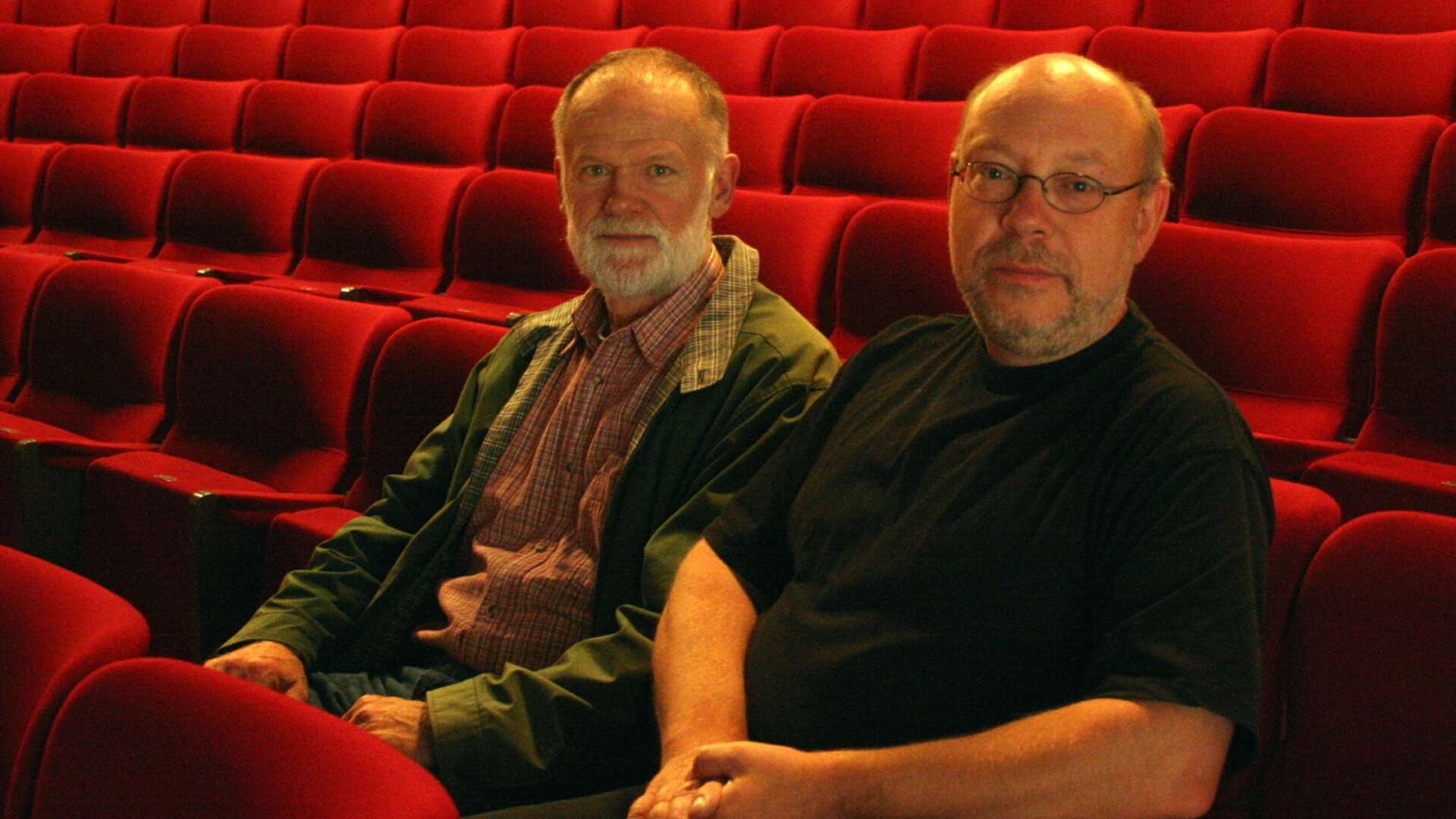 Krister Lönn (till höger), här med Erik Fogelberg, berättar att Säffle Teaterförening den här hösten har kunnat satsa på teaterföreställningar för grupper som annars inte brukar synas på föreningens evenemang. Arkivbild.