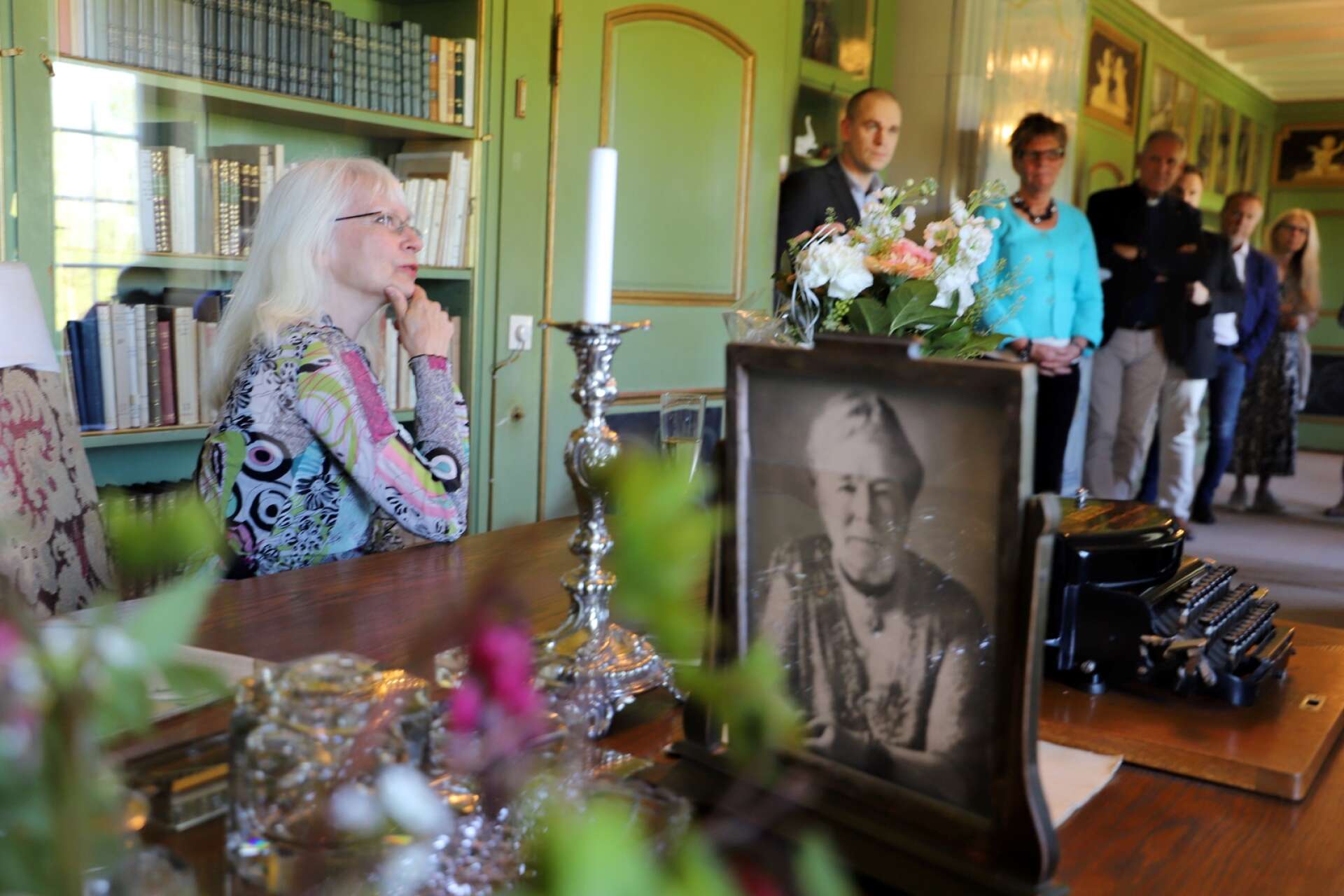 Ett stort uppbåd mötte litteraturpristagaren på Mårbacka. Selma Lagerlöf själv var också representerad, med ett porträtt på bordet i biblioteket.