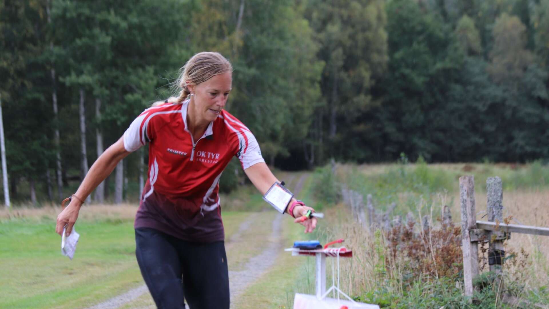 Stina Granefelt målstämplar och vinner sitt andra raka DM-guld. Hon kunde glädja sig åt att det blev ytterligare två guldmedaljer till familjen under tävlingen i Årjäng.
