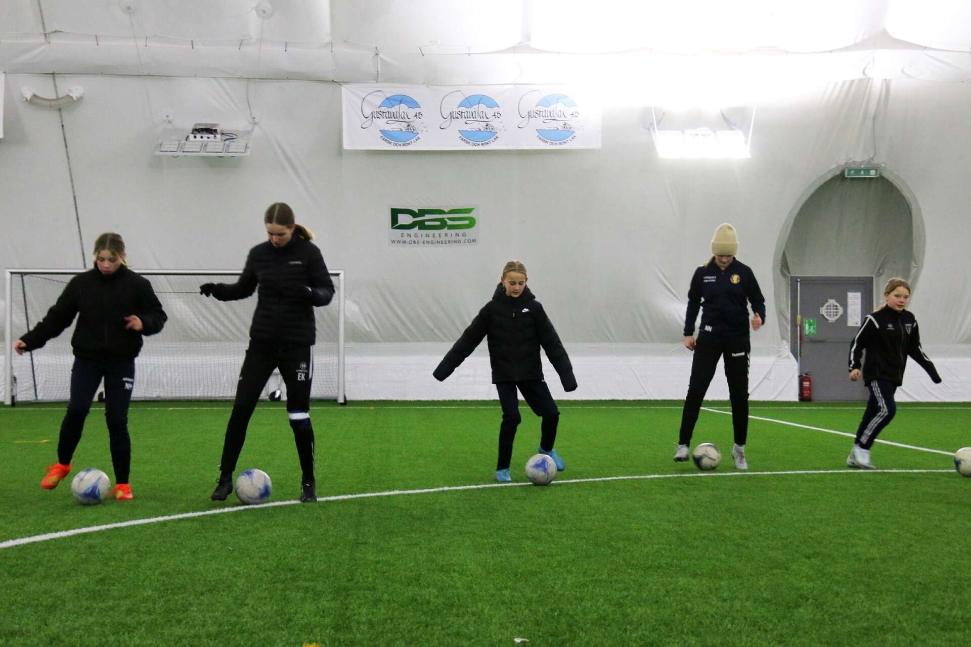 Merparten av tjejerna spelar innebandy tillsammans under vinterhalvåret, men med tanke på den stundande turneringen har laget samlats för träning på fredagseftermiddagarna i Hagfors airdome.