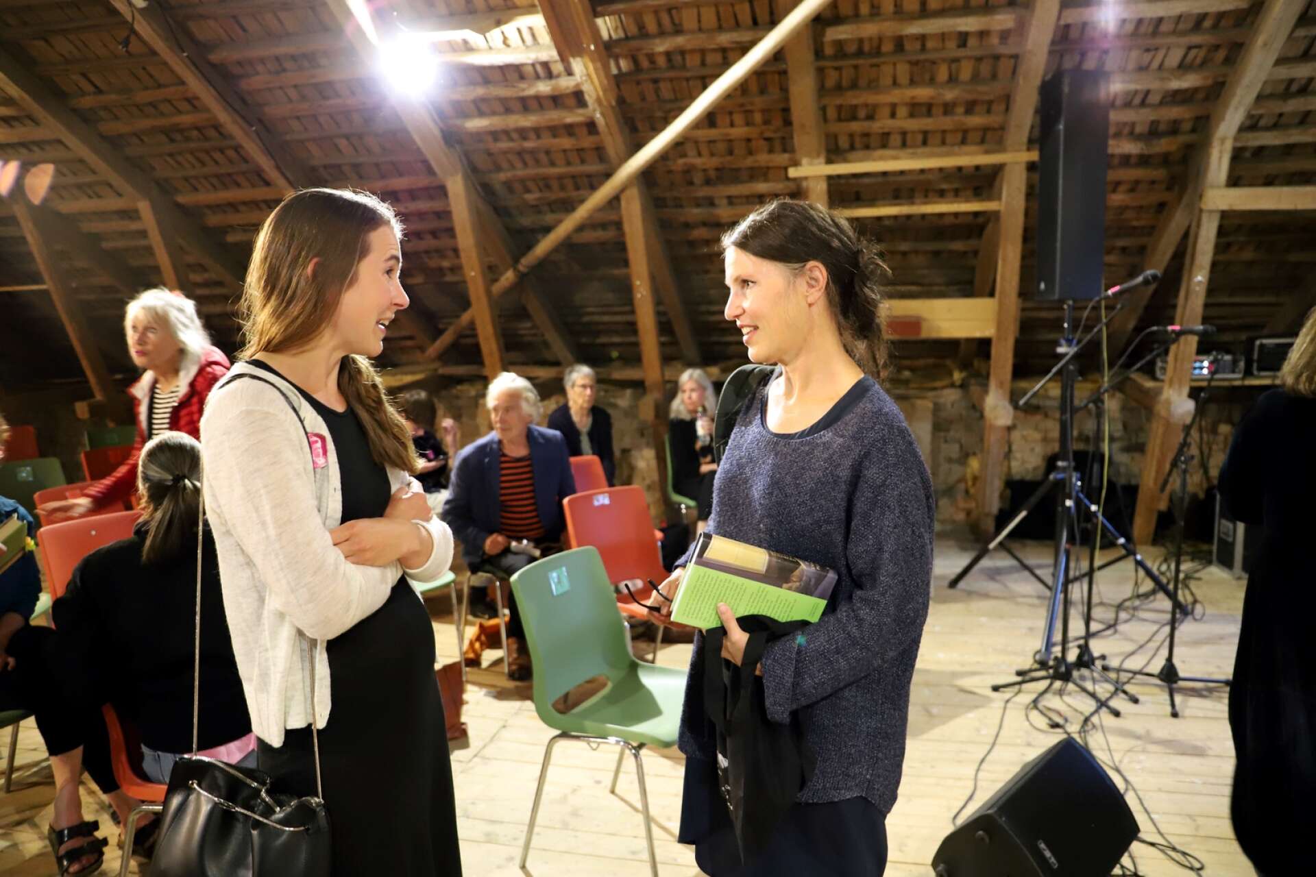 Läsaren Louise Alvarsson och författaren Kristina Sandberg möttes - Louise har uppmärksammat att hennes hemort Glava nämns i Sandbergs senaste bok.