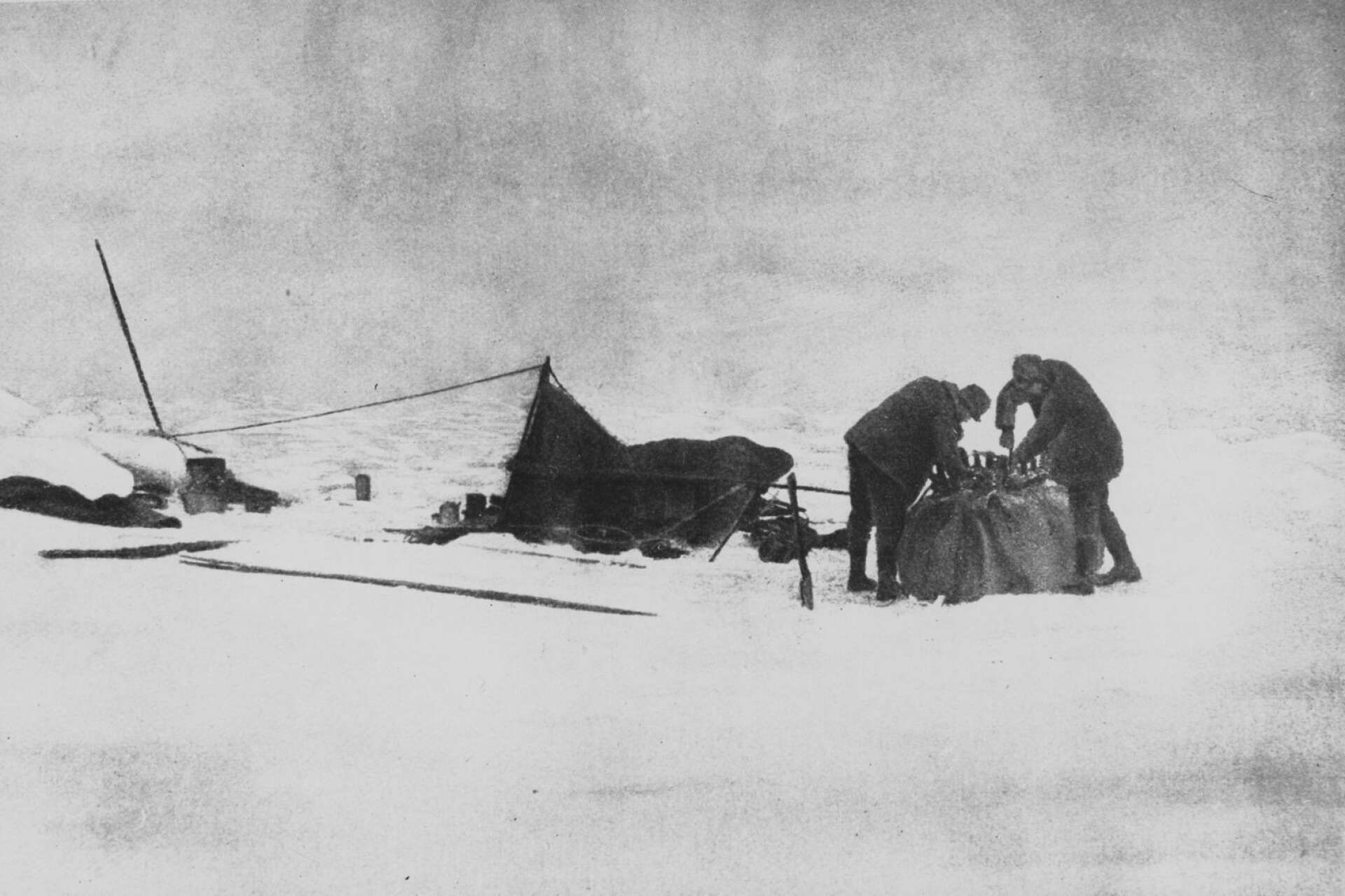  S. A. Andrée:s ballongexpedition mot Nordpolen. Luftballongen med namnet Örnen lyfter den 11 juni 1897. Ombord finns Andrée, Fraenkel och Strindberg och deras mål är Nordpolen. Två dagar senare nödlandar de på isen. Under de närmaste tre månaderna befinner de sig i det förrädiska landskapet. I oktober når de Vitön där man 33 år senare hittar deras sista viloplats. Där återfinns även glasplåtar.