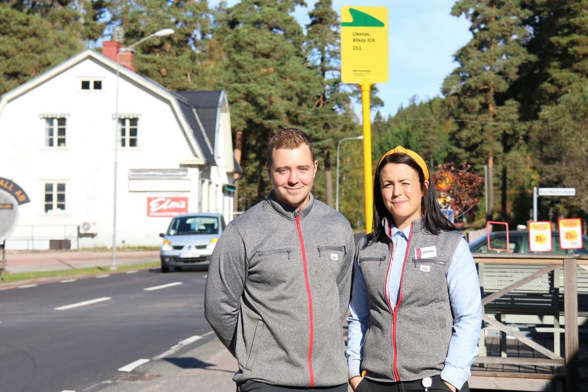 Handlarna Mattias och Johanna Bergström Brunk har också reagerat på hur fort vissa kör utanför butiken och känner också en viss oro inför det faktum att skolbarnen står nära vägen.