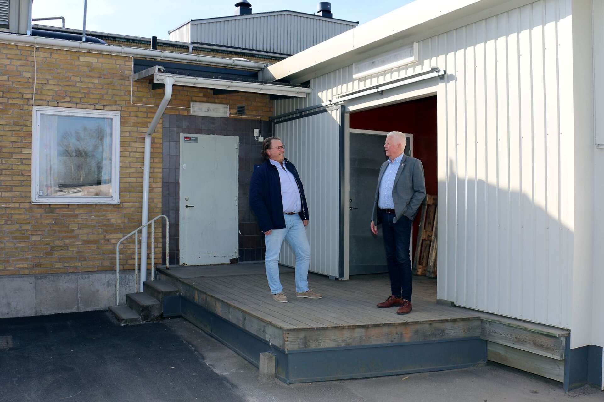 Här vid Nyboskolans lastkaj kan Tibros gymnasieelever från och med tisdag den 5 maj hämta gratis lunchlåda. Per-Olof Andersson (M) och Rolf Eriksson (S) uppger att det även går att hämta mat i Ransbergs skola.