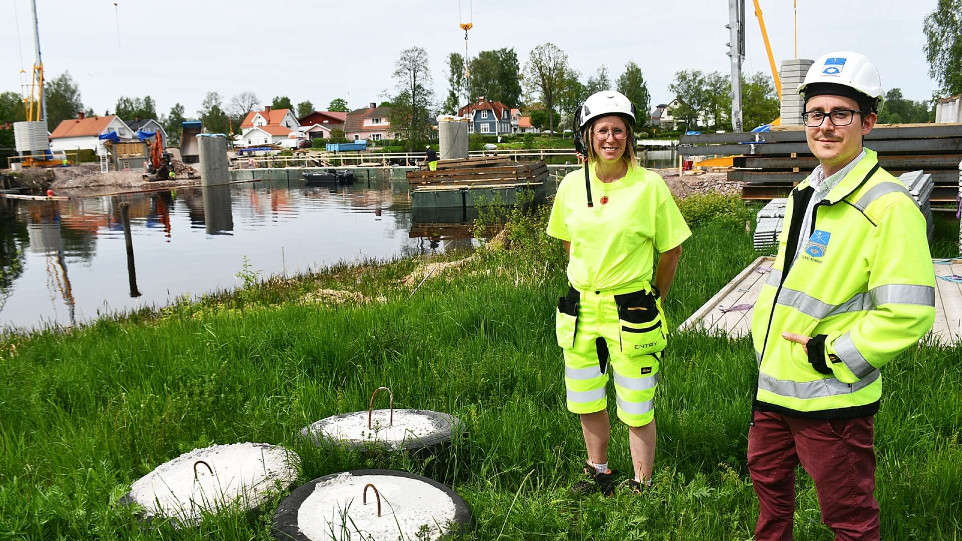 Torvnäsbron byggs av Entry och Malin Björklind är arbetsledare. Här tillsammans med Mikael Persson, samhällsplanerare på Sunne kommun. ”Den blir ett landmärke för Sunne”, säger Mikael Persson. 