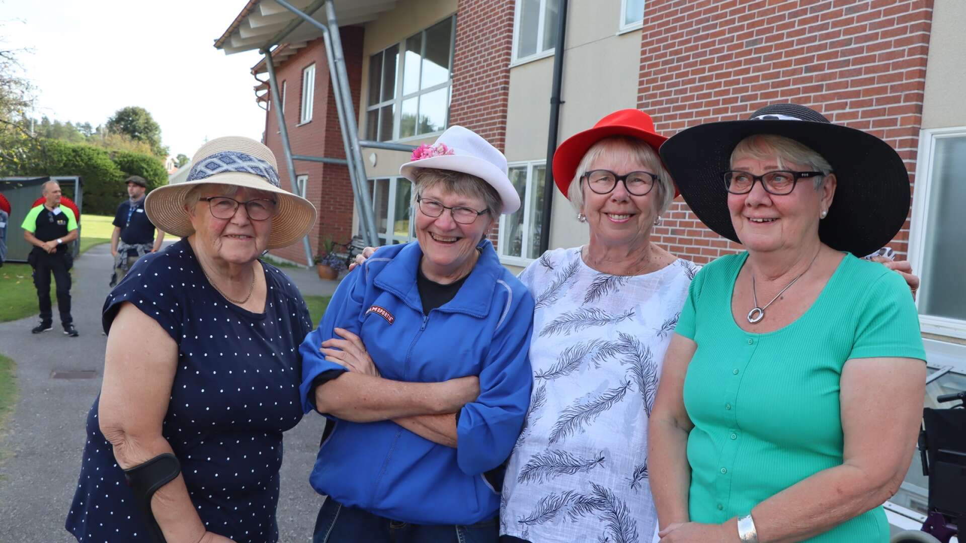Rose-Marie Persson, Eva Gustafsson, Berit Svensson och Kerstin Eriksson var några av deltagarna i hattparaden på Mogården. 