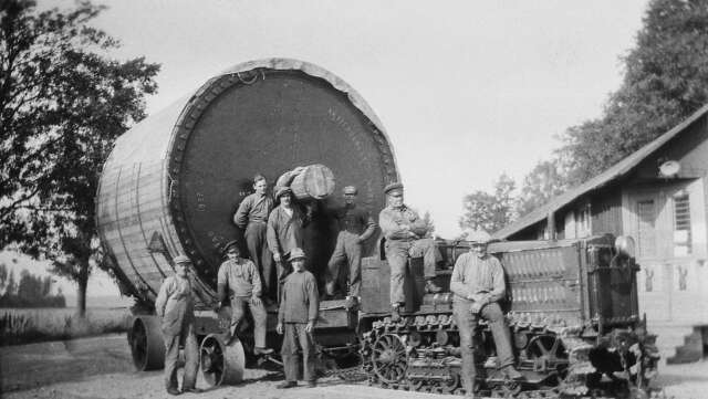 Sommaren 1929 kom den här cylindern till järnvägsstationen i Björneborg och nu skulle den gå via Skogagårdsvägen till Bäckhammar. 