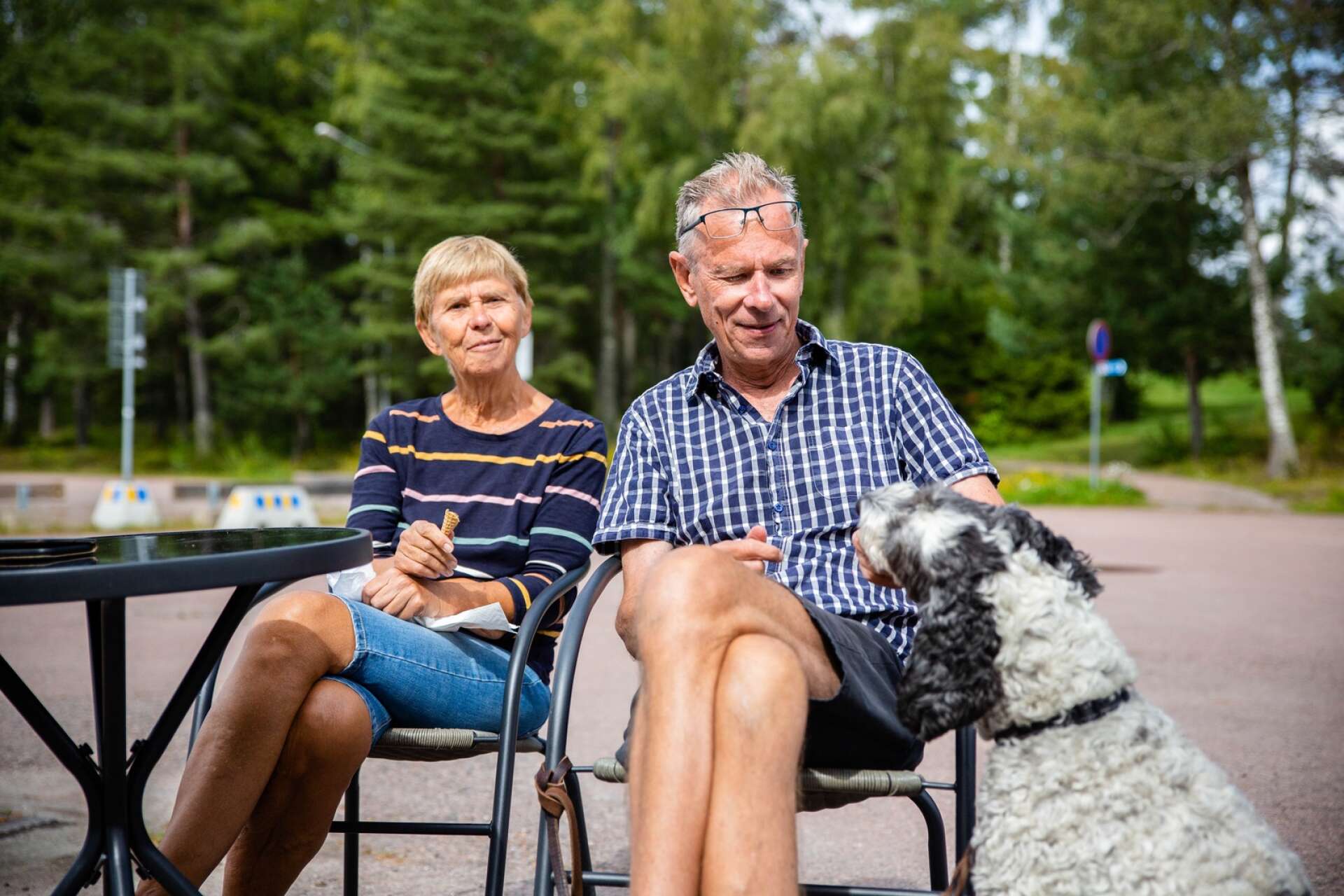 Alf Persson och Kerstin Persson ihop med sin hund Lotus. 