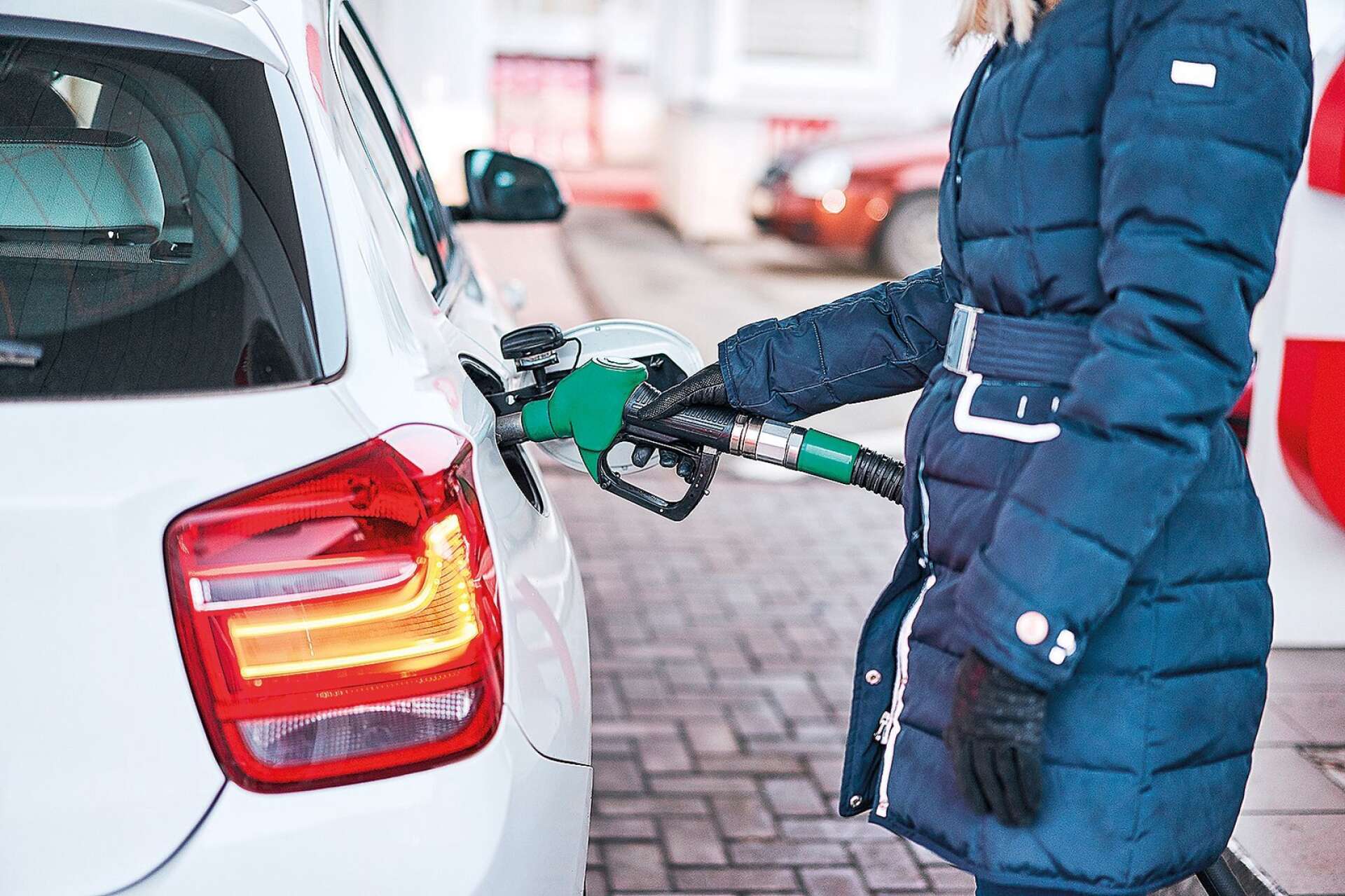 POTENTIAL. Bensinbilen har idag sämst potential att sänka sina utsläpp. En bensinbil kan dock vanligen konverteras för att kunna köras på etanol eller biogas.