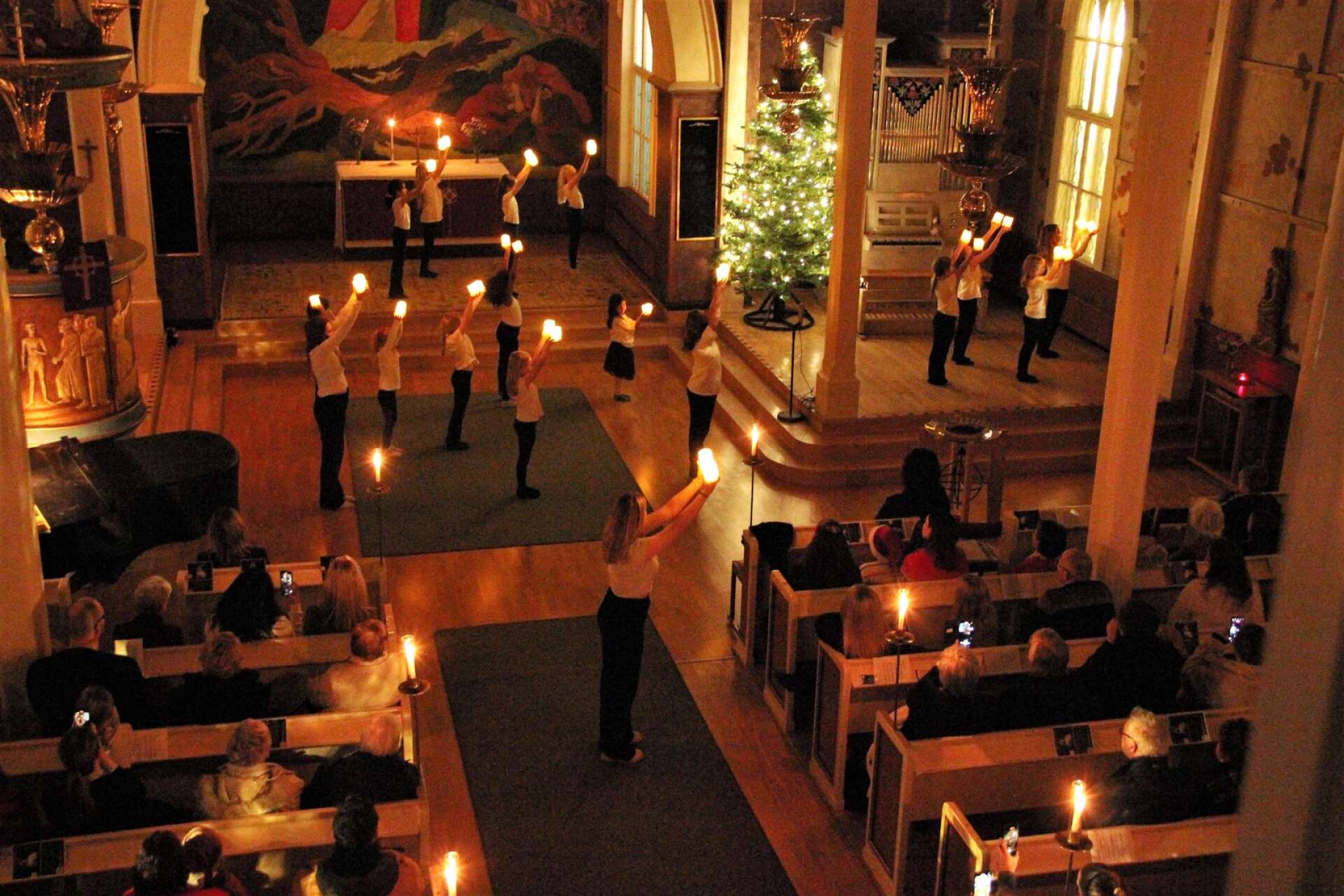 Ljusdans bjöds det också på innan programmet avrundades med att alla tillsammans sjöng om de tusen juleljusen. 