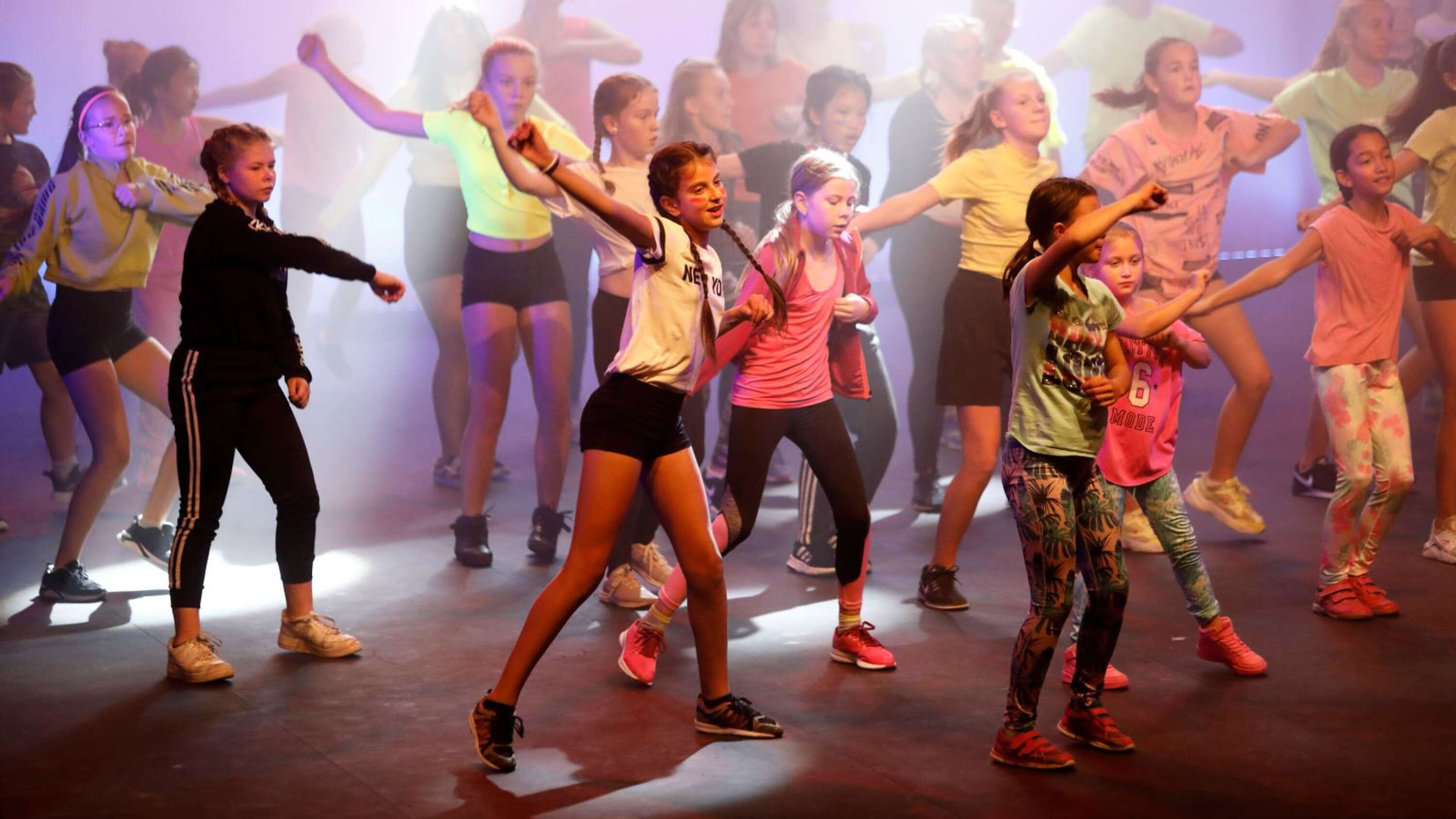 Några av Kulturskolans alla dansgrupper visade upp sina kunskaper i streetdance.