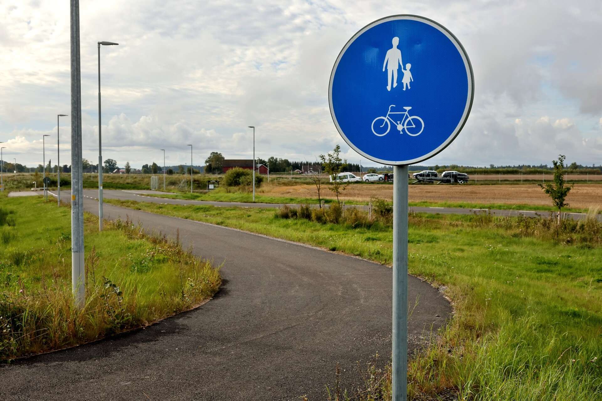 Cykelvägen går ned till väg 44 vid pendlarparkeringen och busshållplatsen vid Helde. 
