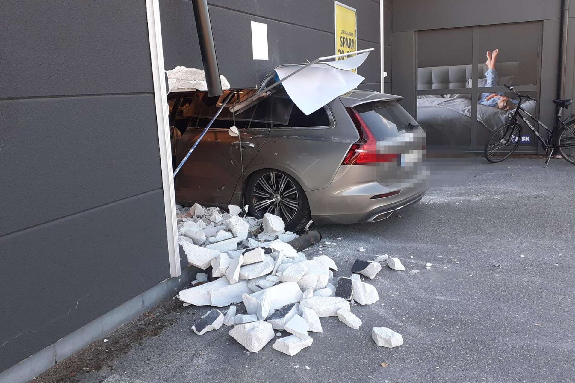 En bil körde in i en butik i Karlskoga.