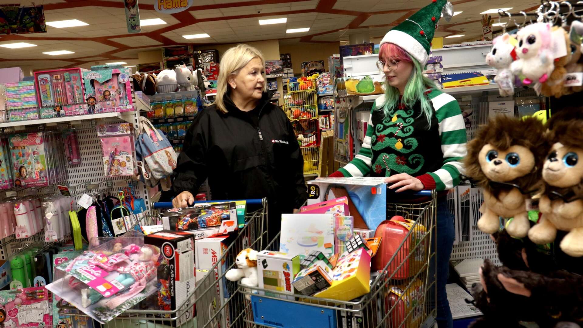 Anette Rådbo från Hela människan Mariestad tog emot leksaker som Lekhörnans kunder skänkt till behövande. Penny Engdahl som jobbar i butiken lämnade över gåvorna.