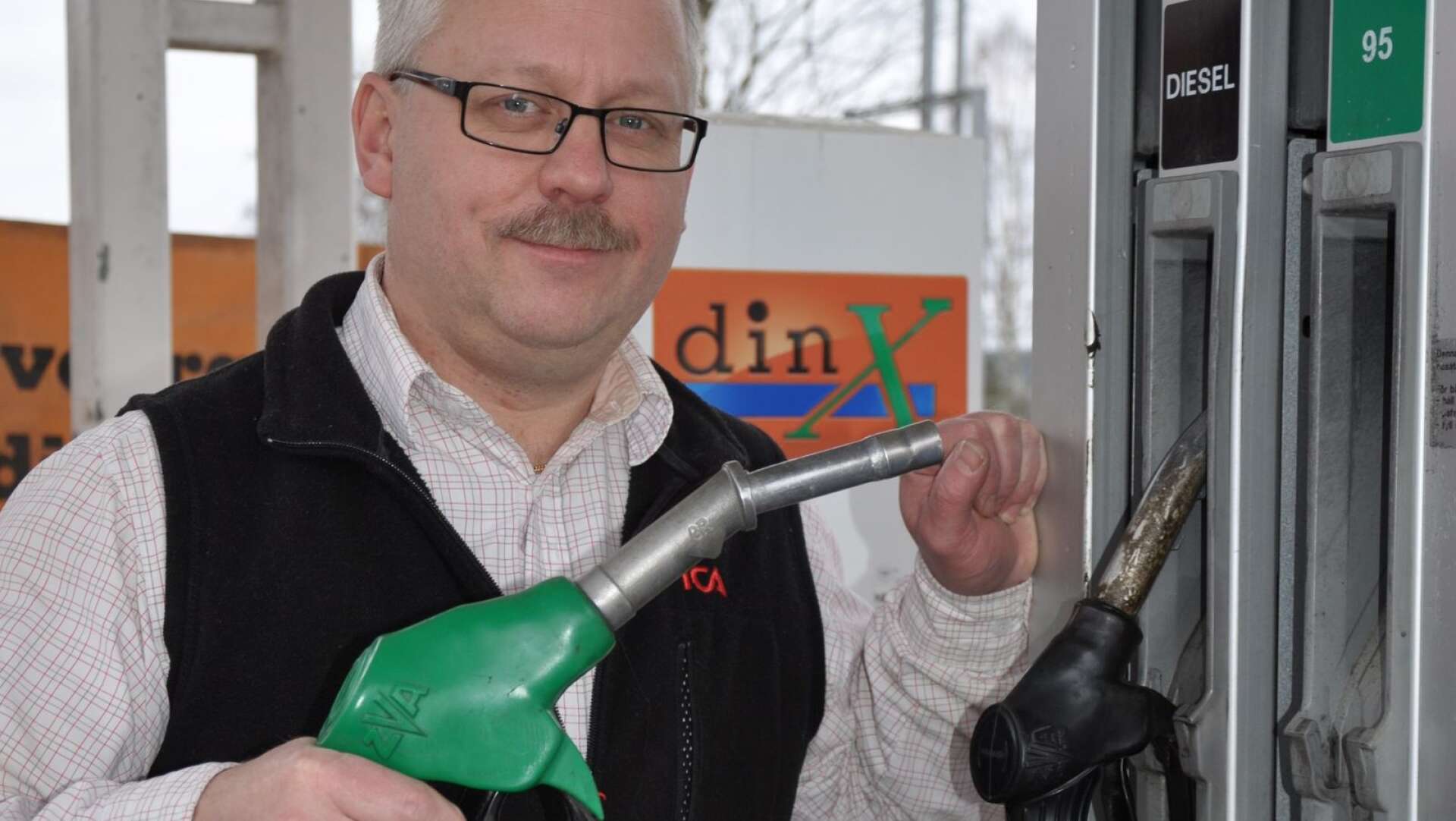Rikard Ohlin som driver pumpstationen i Töcksfors.