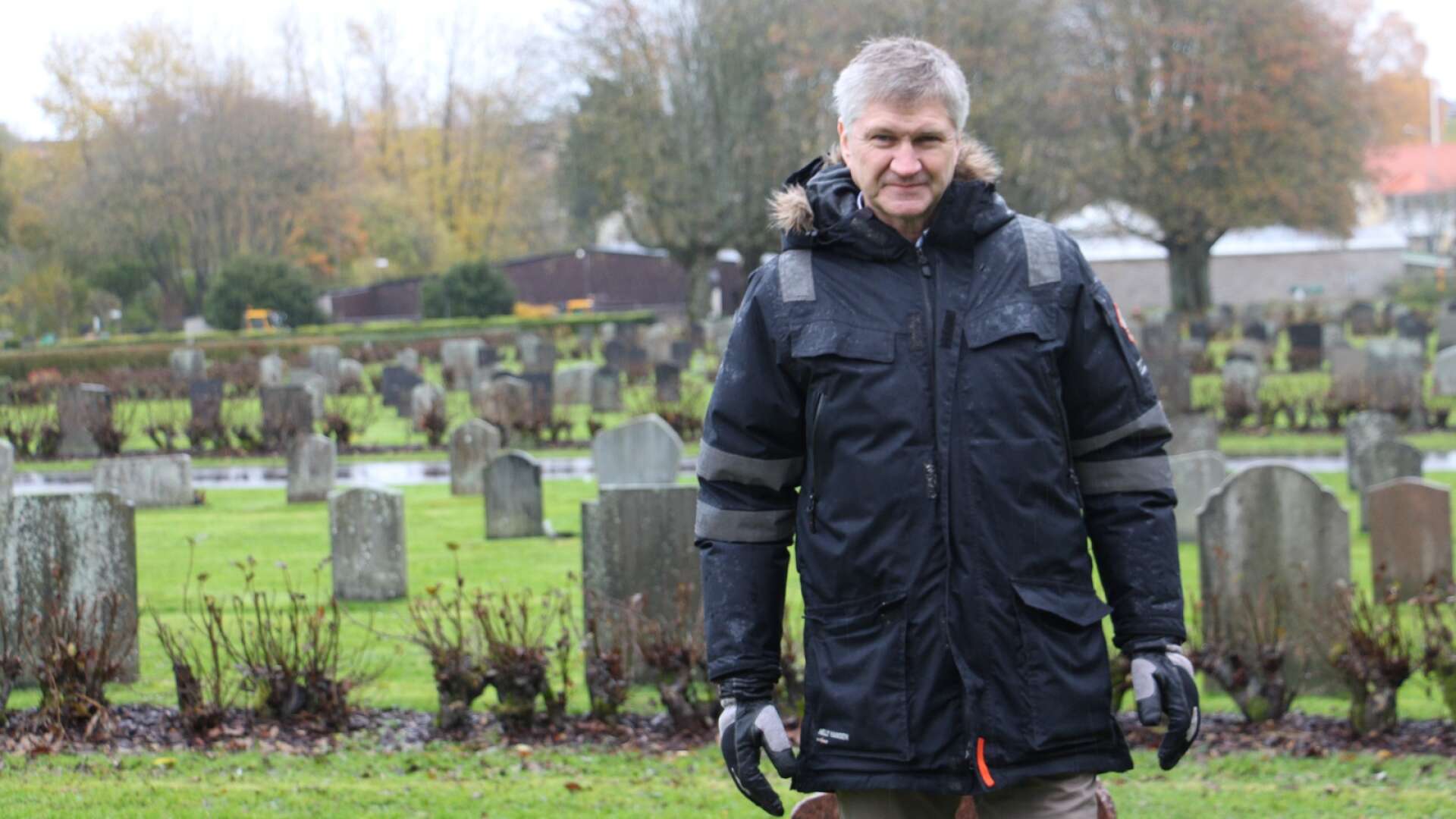 Niclas Sjöberg och hans kollegor på kyrkogårdsförvaltningen rustar för allhelgonahelgen 2023.