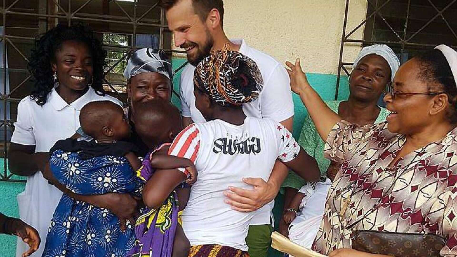 Patrik Persson blev djupt drabbad av att se fattigdomen som barnen i Elfenbenskusten levde i. Nu genomför han tillsammans med vännen Ysmael Coulibaly från Elfenbenskusten en ny insamling inför jul.