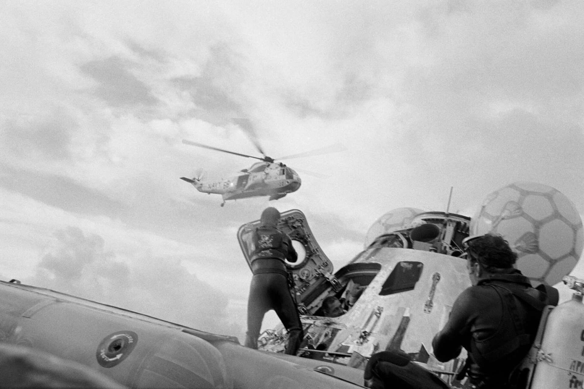 Apollokapseln tas emot av dykare från amerikanska flottan.