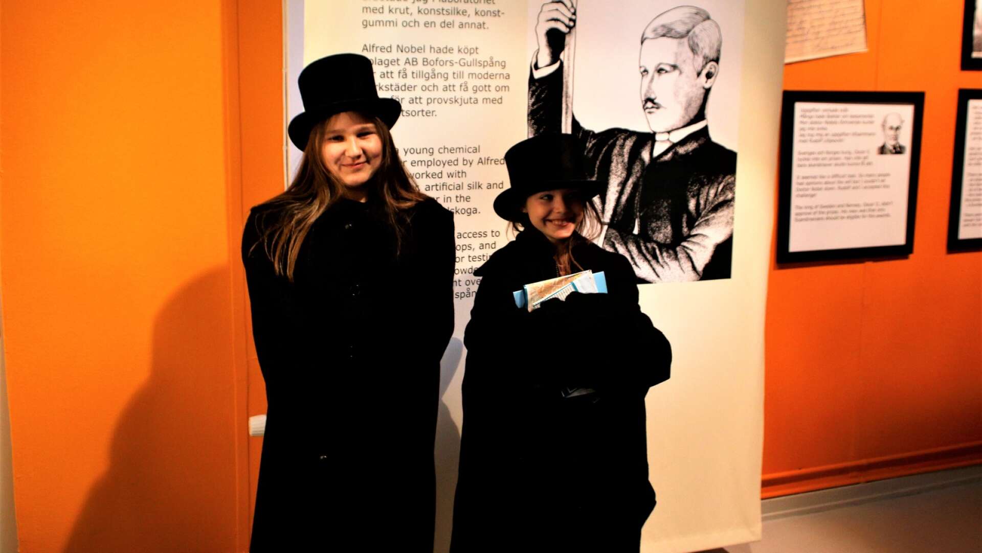 Kateryna Pavliuchenko och Diana Fedorenko, står utklädda med hög hatt och rock. 