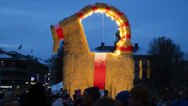 Så här såg årets version av Gävlebocken ut när den invigdes första advent.