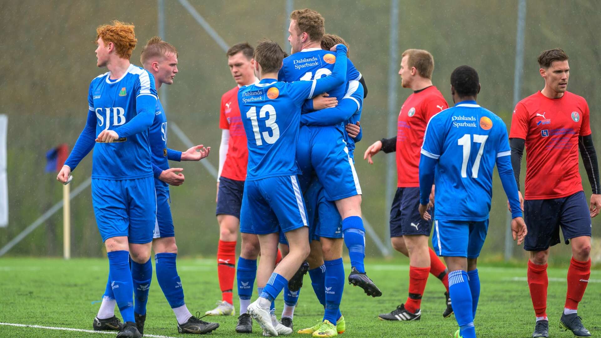 Division 4 Bohuslän-Dalsland: Groheds IF-Eds FF 0–1. Eds FF jublar efter matchens enda mål av kaptenen Jakob Skoglund Olsson.