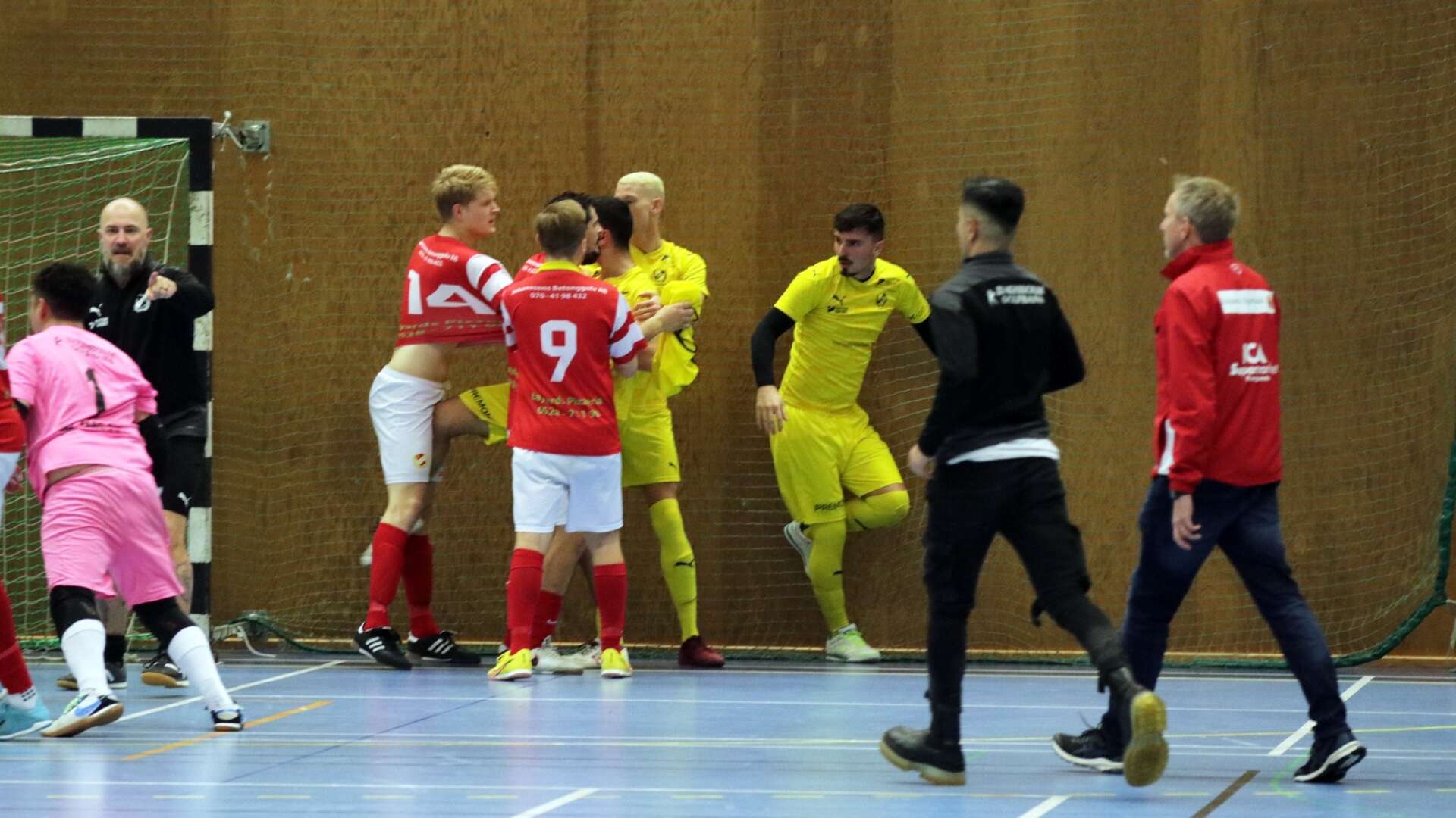 Matchen mellan Färgelanda IF och Ellenö IK urartade rejält. Nu stängs flera spelare av.