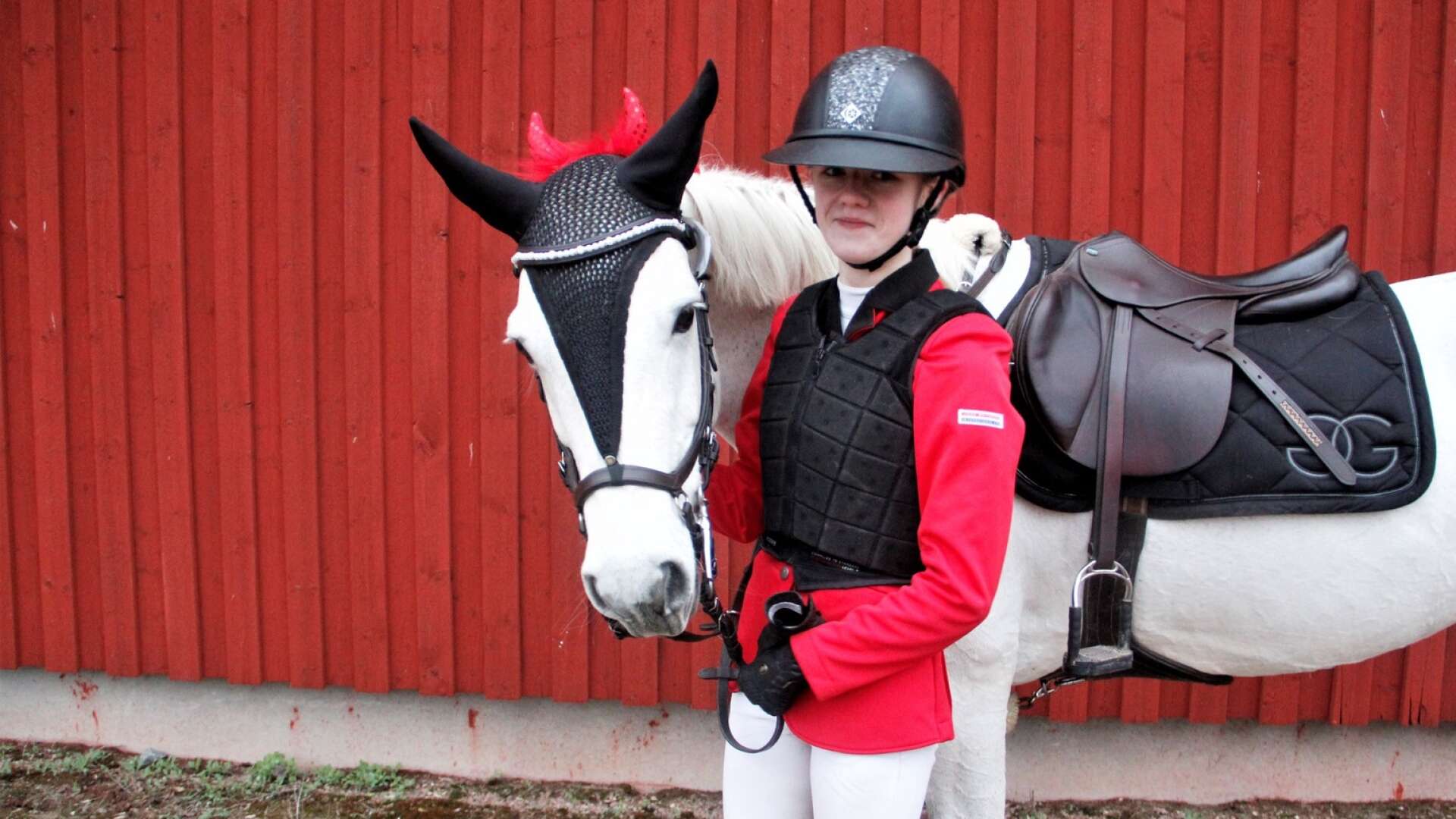Svea Larsson och Felicity från Åmåls Ridklubb tog hem en vinst och en andraplacering under lördagens ponnyhoppning under helgens framflyttade Halloweenhoppning.