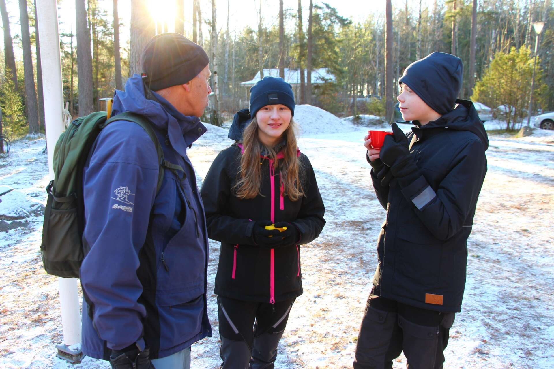 Scoutledaren Lars Pettersson, Tilda Holm och Matheo Lövendahl från Karlsborg värmde sig med en kopp varm choklad.