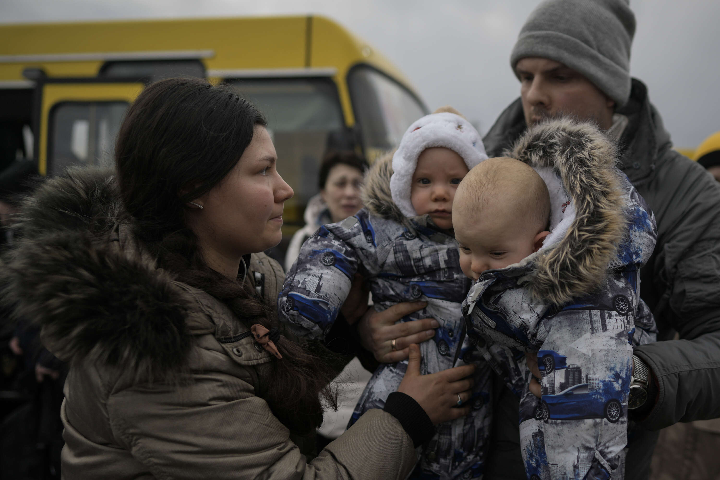 En familj med två små barn från Kievomrdået som är några av dem runt 35 000 människor evakuerades under onsdagen.