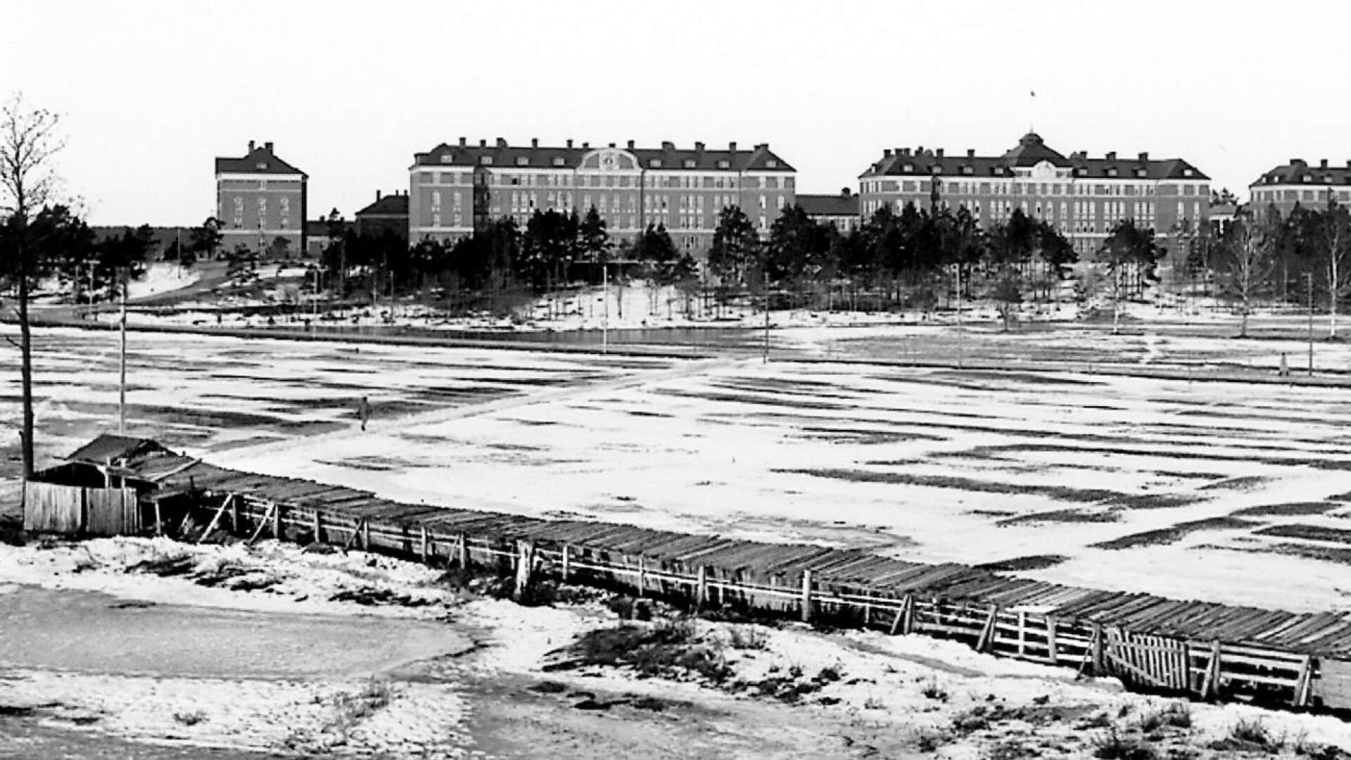 Repslagarbanan på Klara med regementet i bakgrunden. 1913 flyttade I22, som regementet då hette, in i lokalerna på Kasernhöjden. Idrottsplatsen byggs några år senare på ytan till vänster i bild.