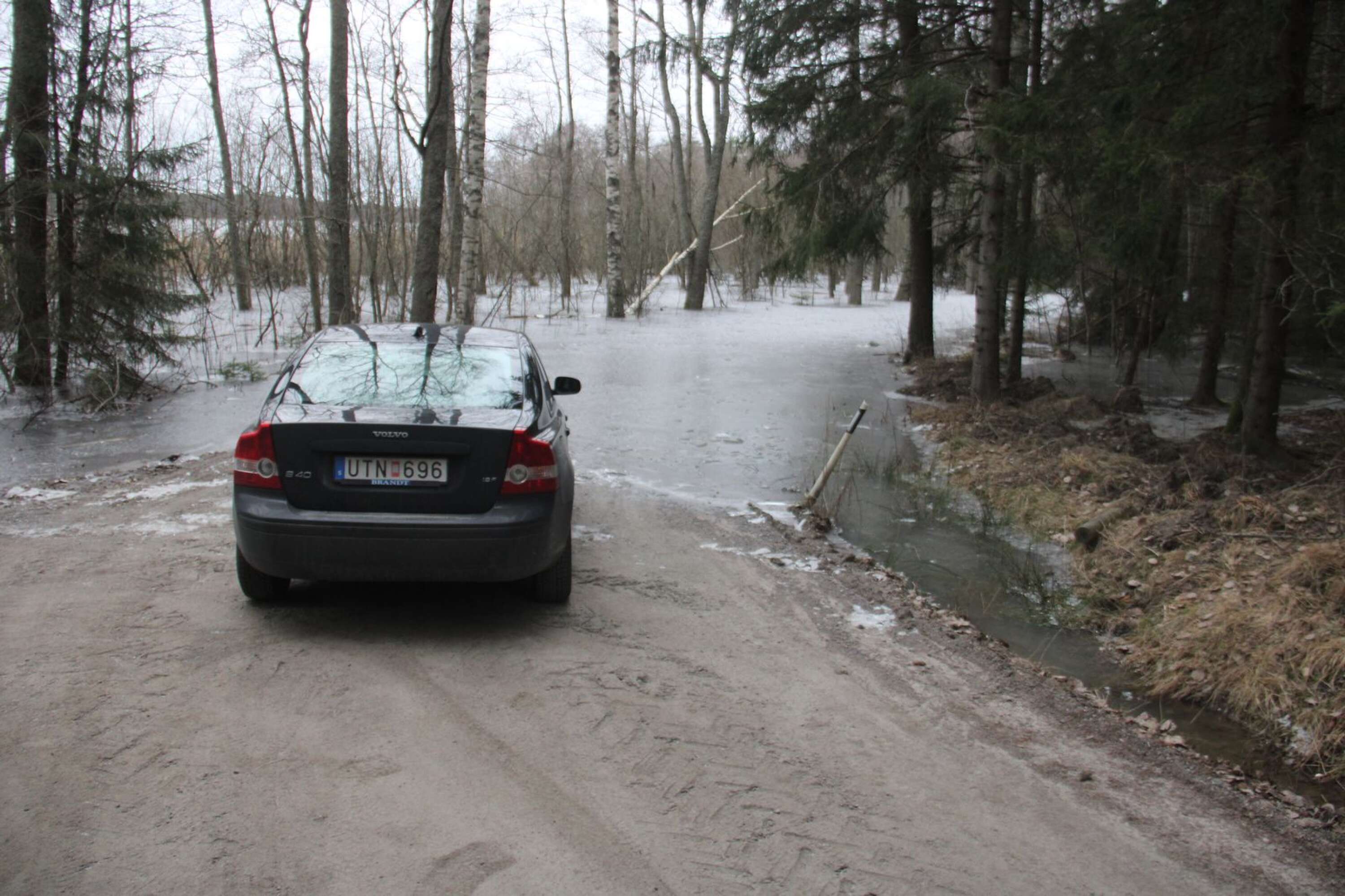 Flera vägar längs Byälven har lagts under vatten som i sin tur börjar frysa till.