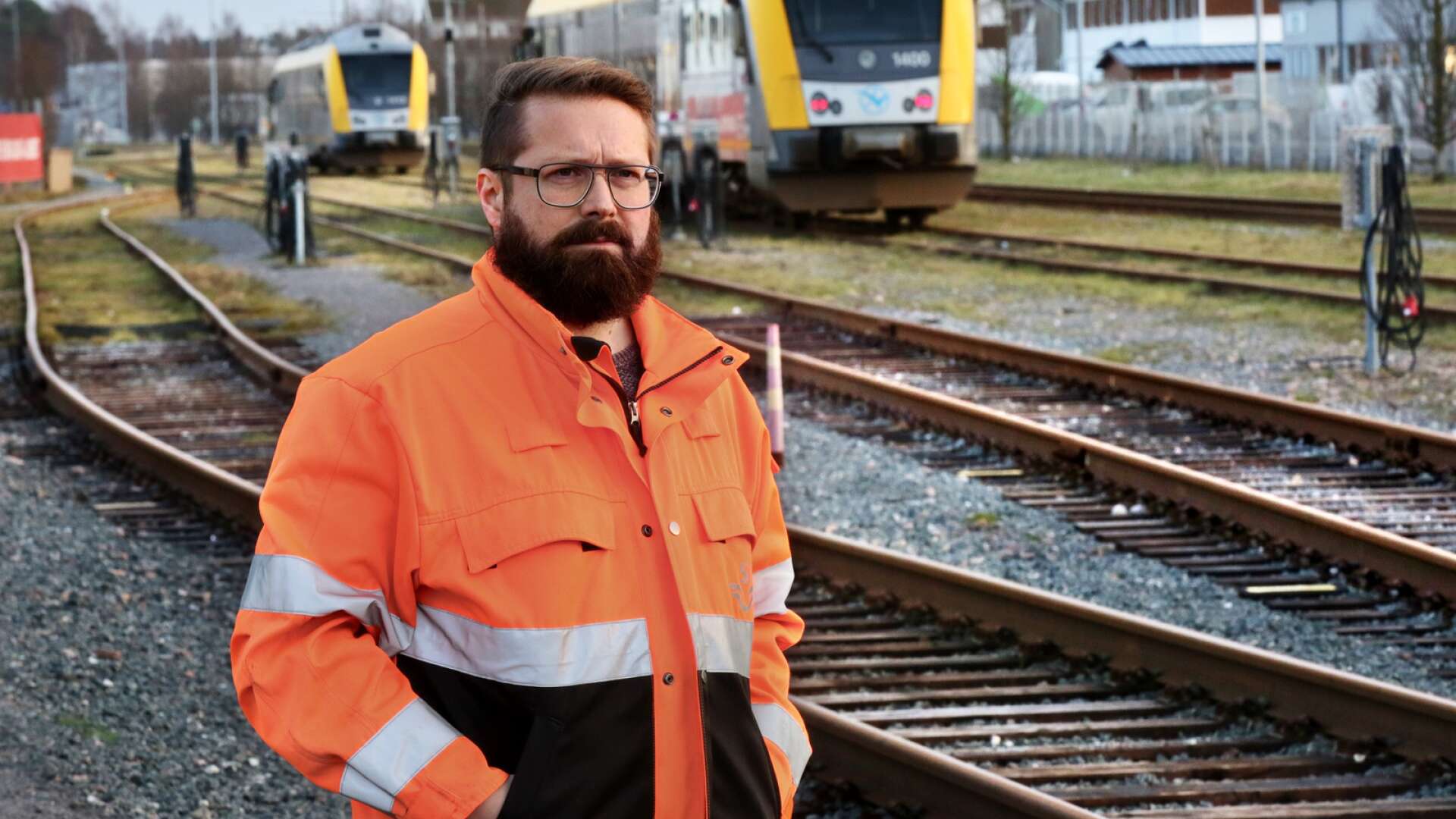 Marcus Lillerskog, chef service för SJ Götalandstågen i Lidköping, skulle gärna se fler ljud- och ljussignaler vid övergångar och gångfållar längs Kinnekullebanan.