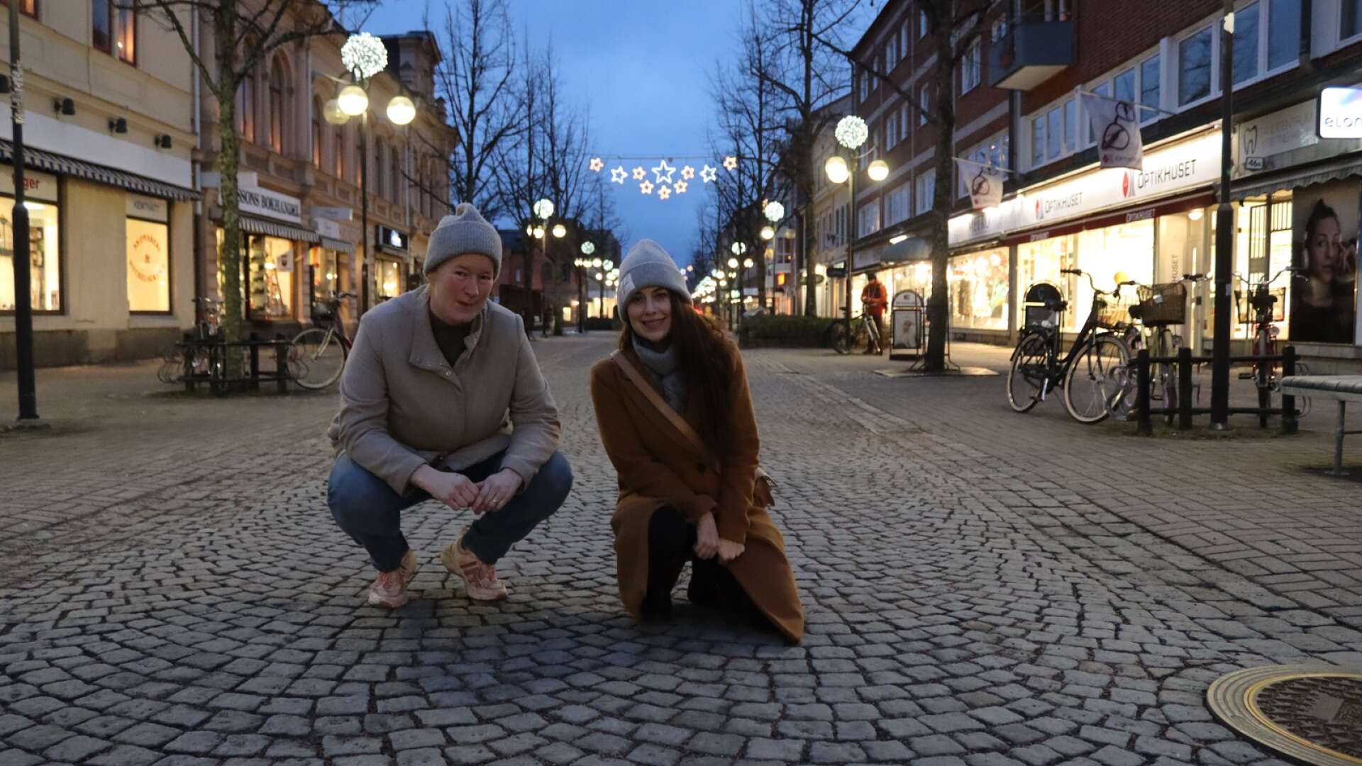 Sara Sjödahl och Emelie Gustafsson på Kungsgatan där kortegen kommer stanna.