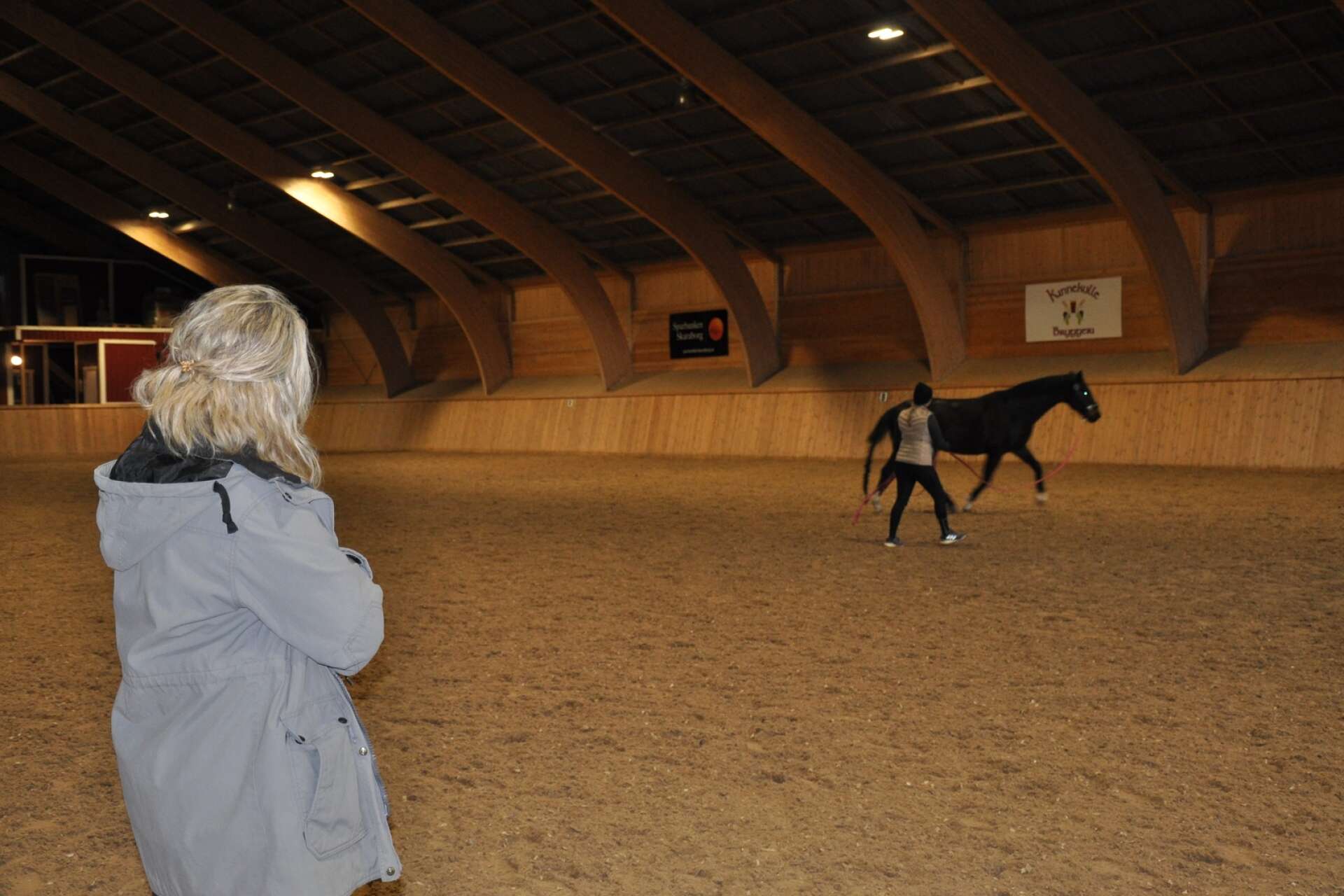 Torunn Mehammer tittar på hur hästen Du Coeur travar. Ägaren Maria Vikingsson och nioåriga Du Coeur är på sin tredje uppföljningskontroll efter en gaffelbandsskada. 