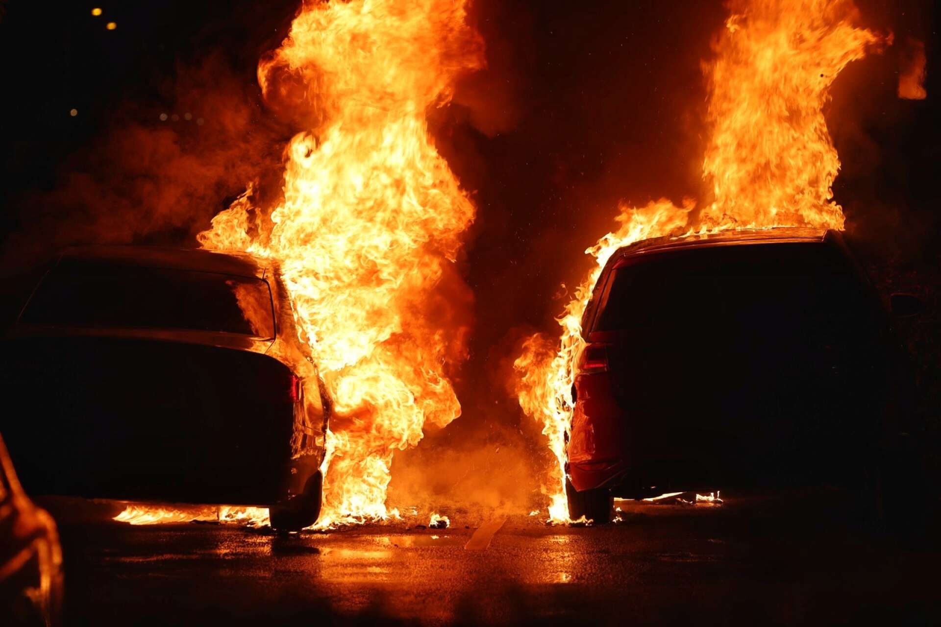 Det började brinna i två bilar på Kvarnegårdsgatan natten mot tisdagen.