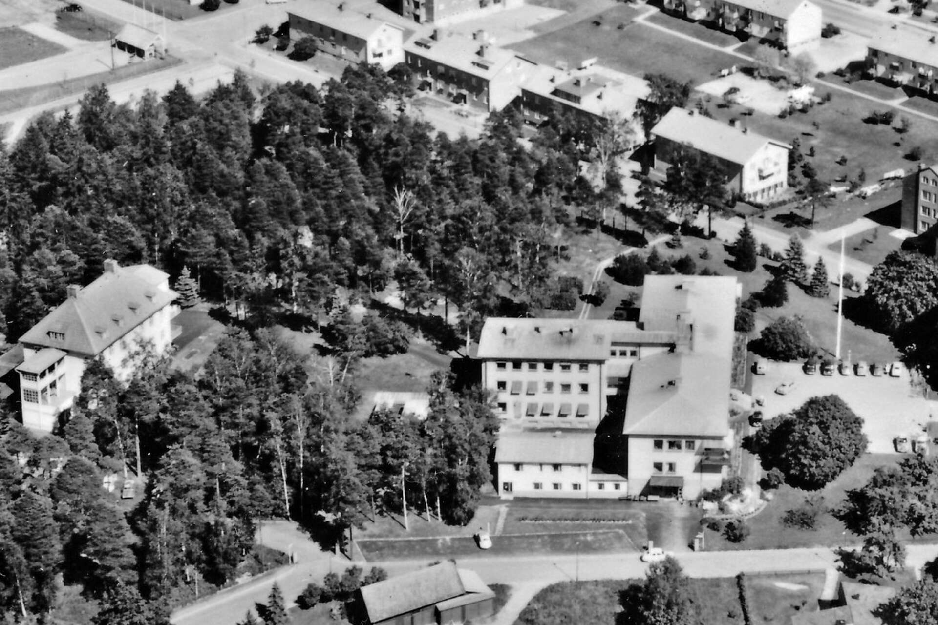 På flygfotot från 1961 ser man sjukhuset som byggdes 1940. BB låg på andra våningen i vinkelbyggnaden på baksidan. Där föddes många barn i Säffle innan nya sjukhuset stod klart 1967. Den vita byggnaden till vänster är före detta sanatoritet, som användes för medicinavdelningen.
