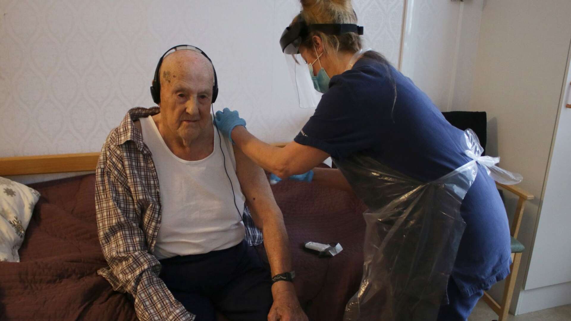 95-årige Thore Johansson på Björkbackens äldreboende var en av de allra förta i Säffle att vaccineras mot covid-19. Agneta Werling gav sprutan.