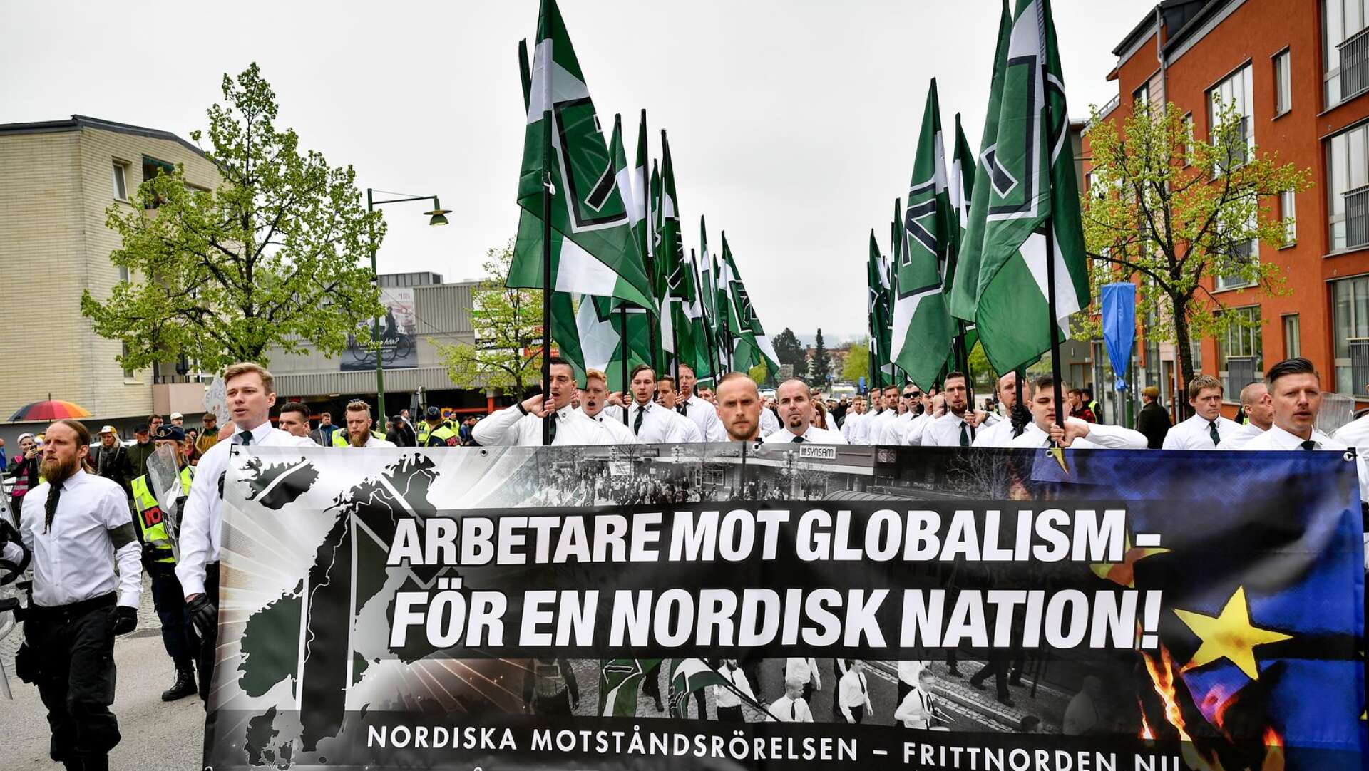 Nazistiska organisationen Nordiska motståndsrörelsen vid en demonstration i Kungälv. Genrebild.
