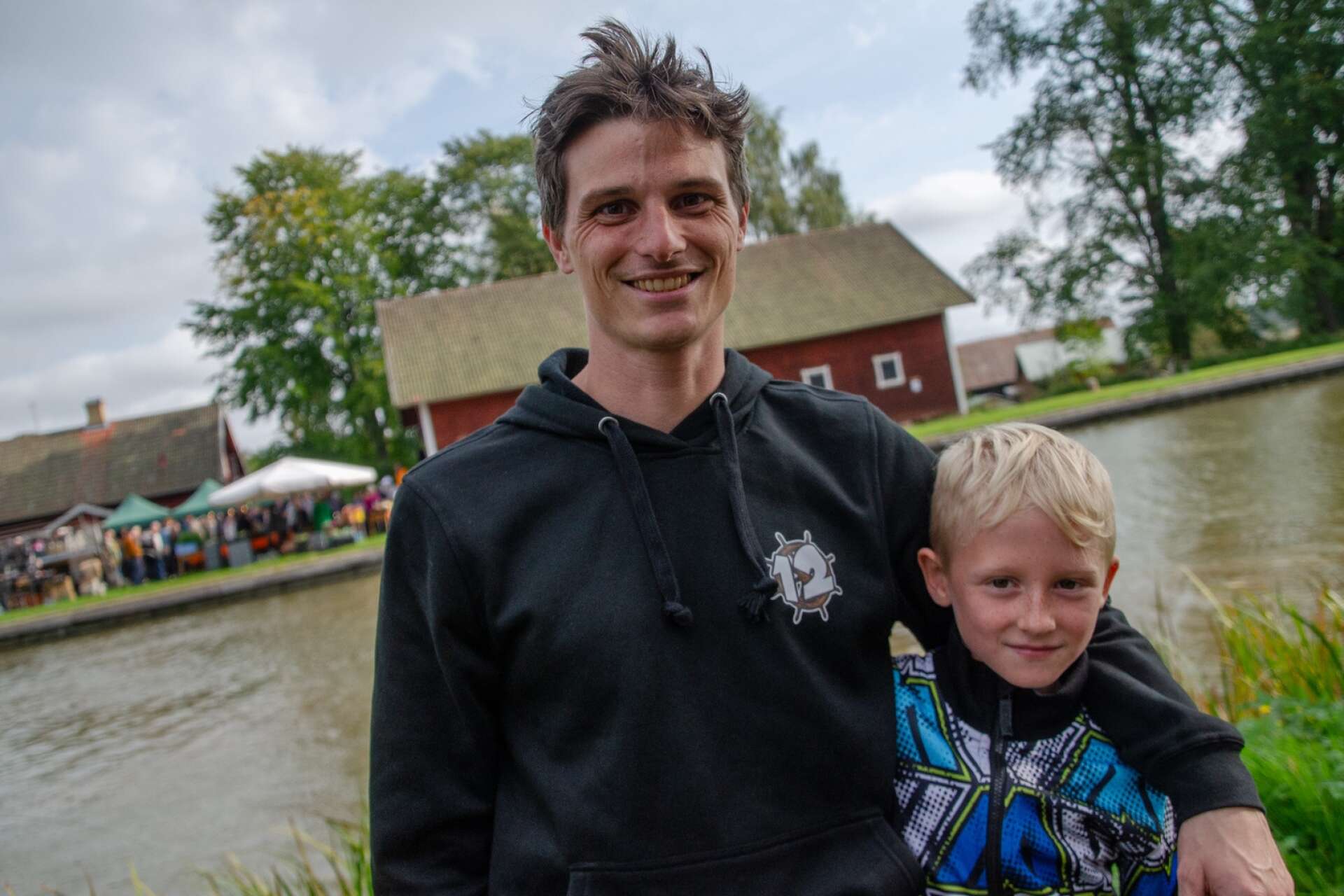 Erik Svensson och sonen Theo Gustén är på besök från Hisingen.