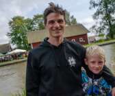 Erik Svensson och sonen Theo Gustén är på besök från Hisingen.