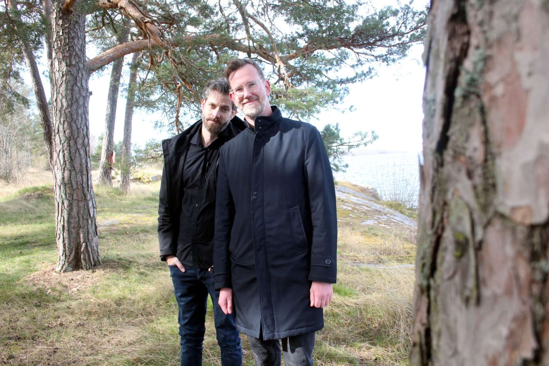 Peter Nyström och Peter Mohlin på Tynäsudden, som är en viktig plats i deras kriminalroman.