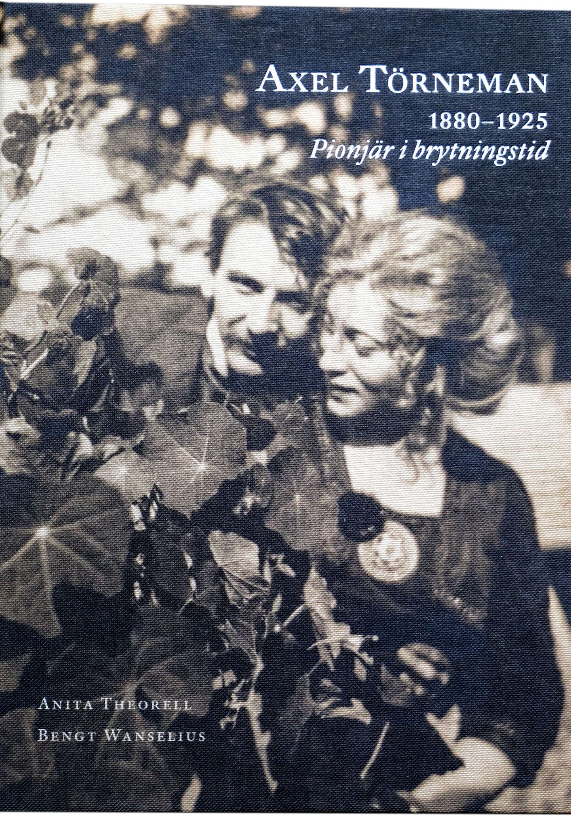 Omslagsbilden visar Axel och hans fru Gudrun. Bildmaterialet är framtagen i samarbete med Bengt Wanseeius. Boken ges ut av bokförlaget Stolpe.