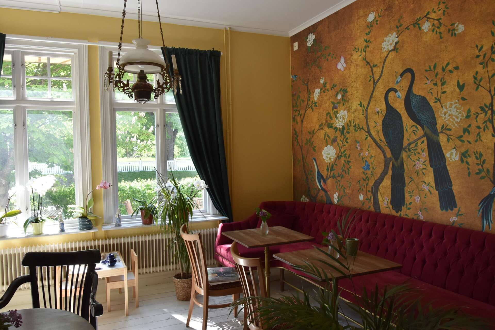 Delar av interiören har köpts in från caféet Sturekatten i Stockholm.