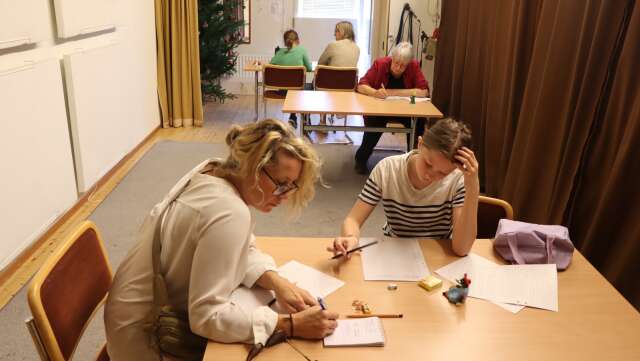 Här ses några av deltagarna i skrivtävlingen som ägde rum på Folkets hus i Otterbäcken under konst- och kulturrundan i början av september. 